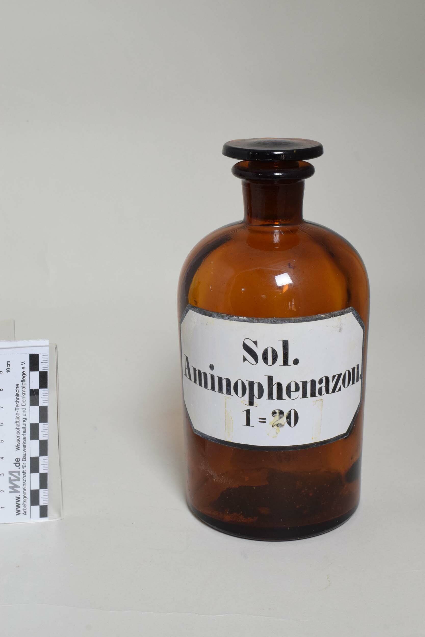 Apothekenflasche "Sol. Aminophenazon. / 1=20" (Heimatmuseum Dohna CC BY-NC-SA)