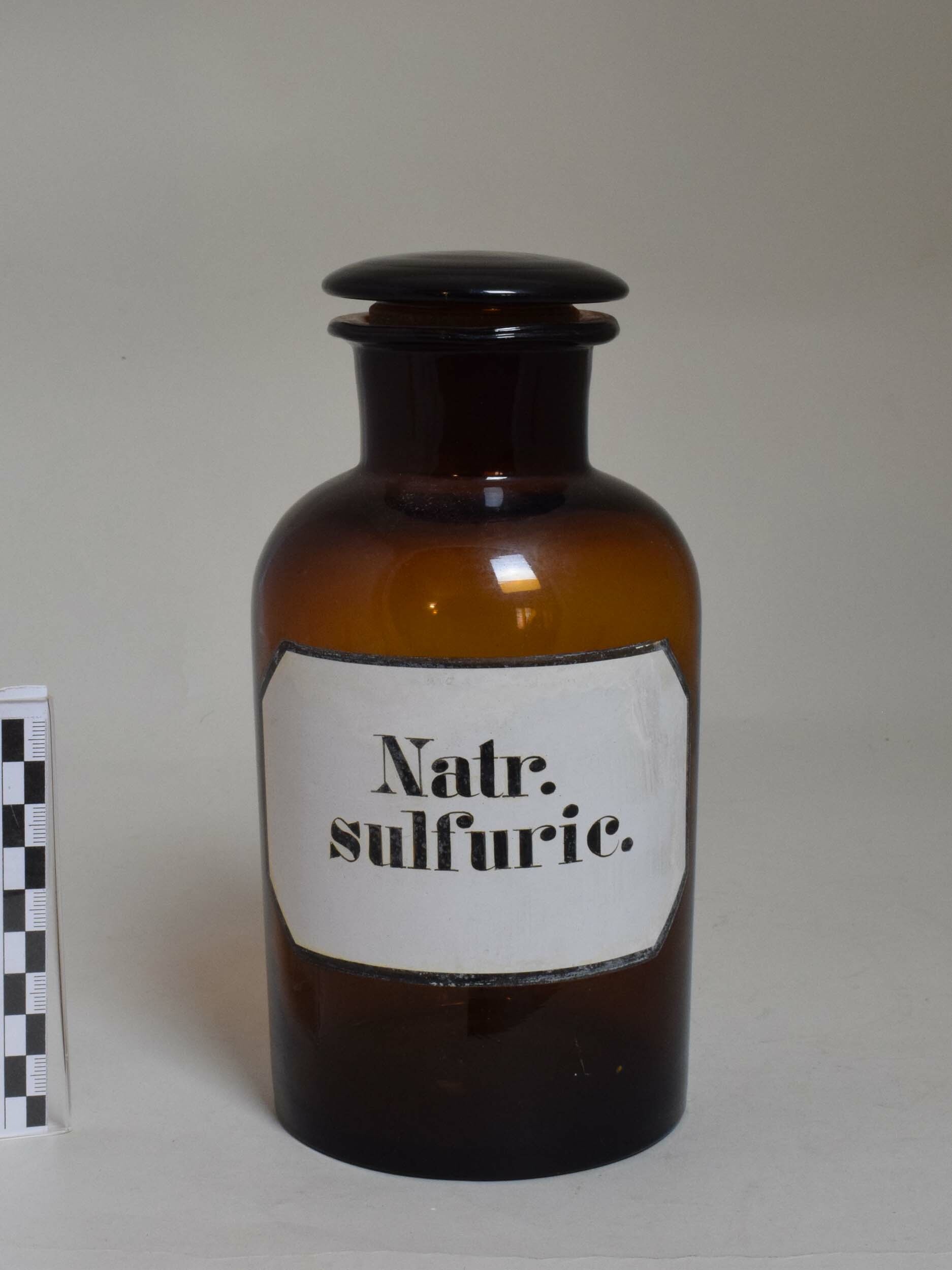 Apothekenflasche "Natr. Sulfuric." (Heimatmuseum Dohna CC BY-NC-SA)