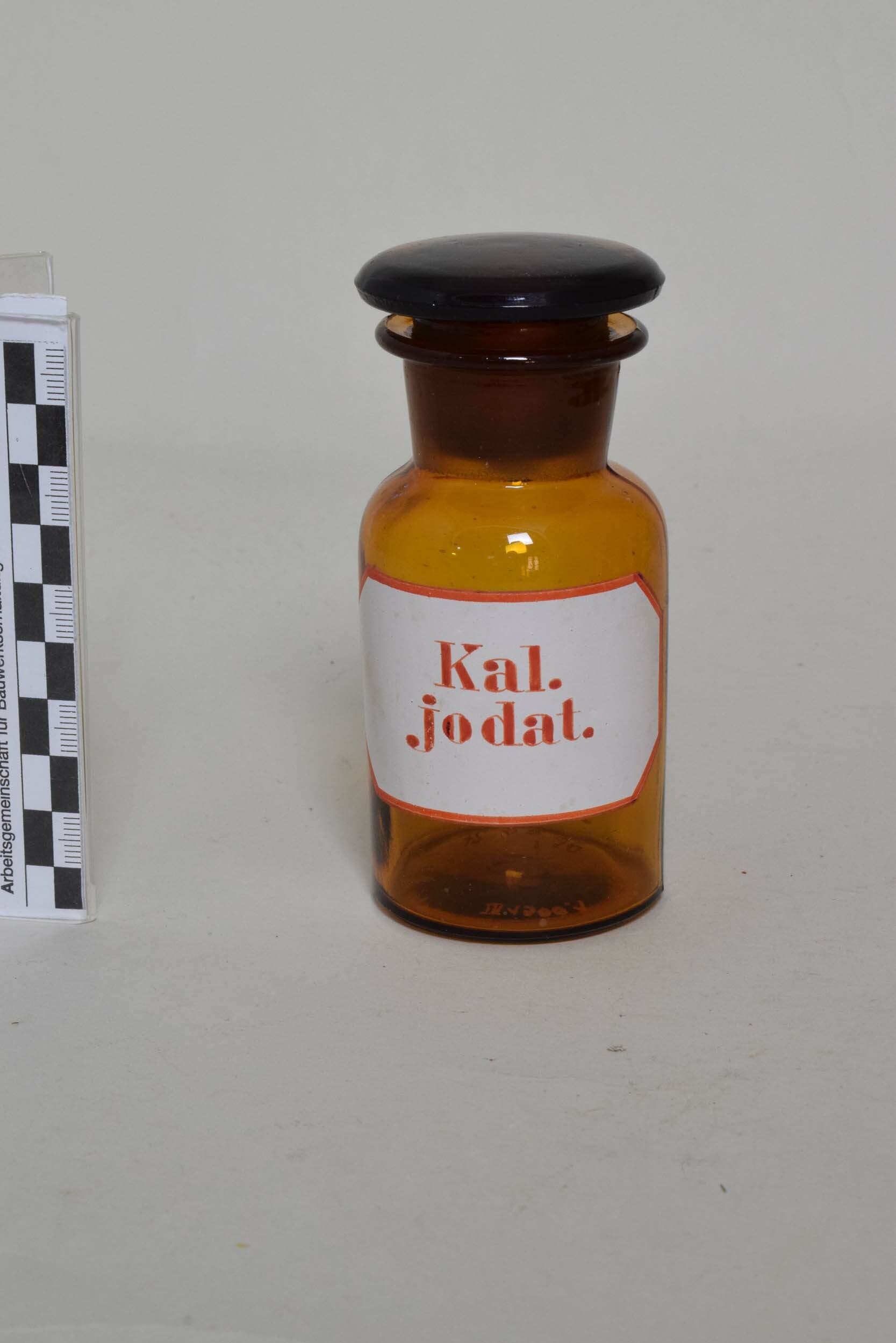 Apothekenflasche "Kal. jodat." (Heimatmuseum Dohna CC BY-NC-SA)
