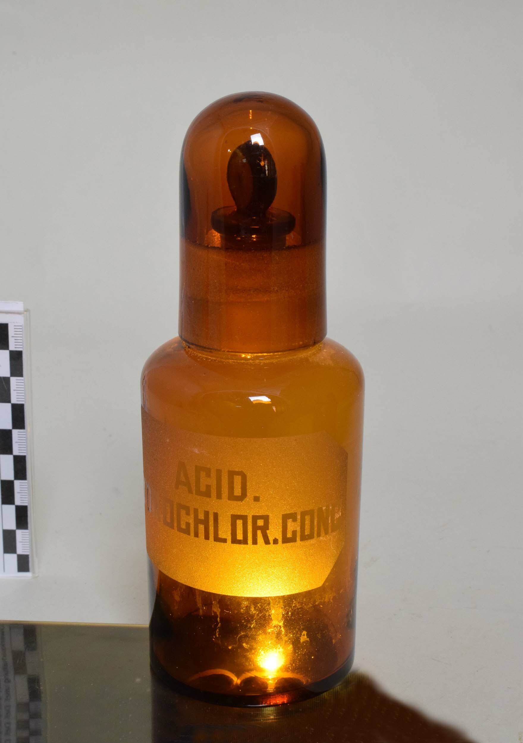 Apothekenflasche "Acid. Hydrochlor. chong." (Heimatmuseum Dohna CC BY-NC-SA)
