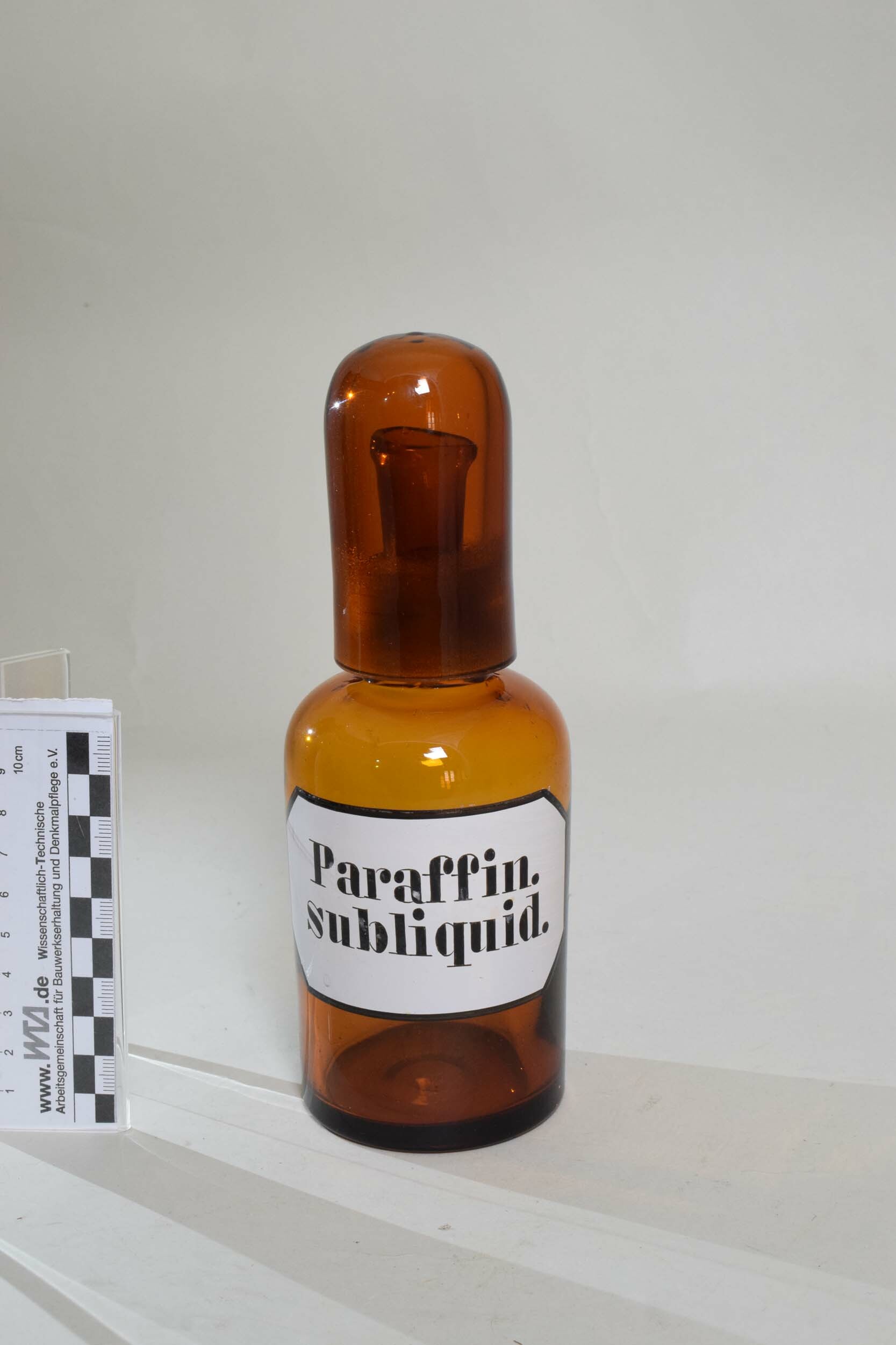 Apothekenflasche "Paraffin. subliquid." (Heimatmuseum Dohna CC BY-NC-SA)