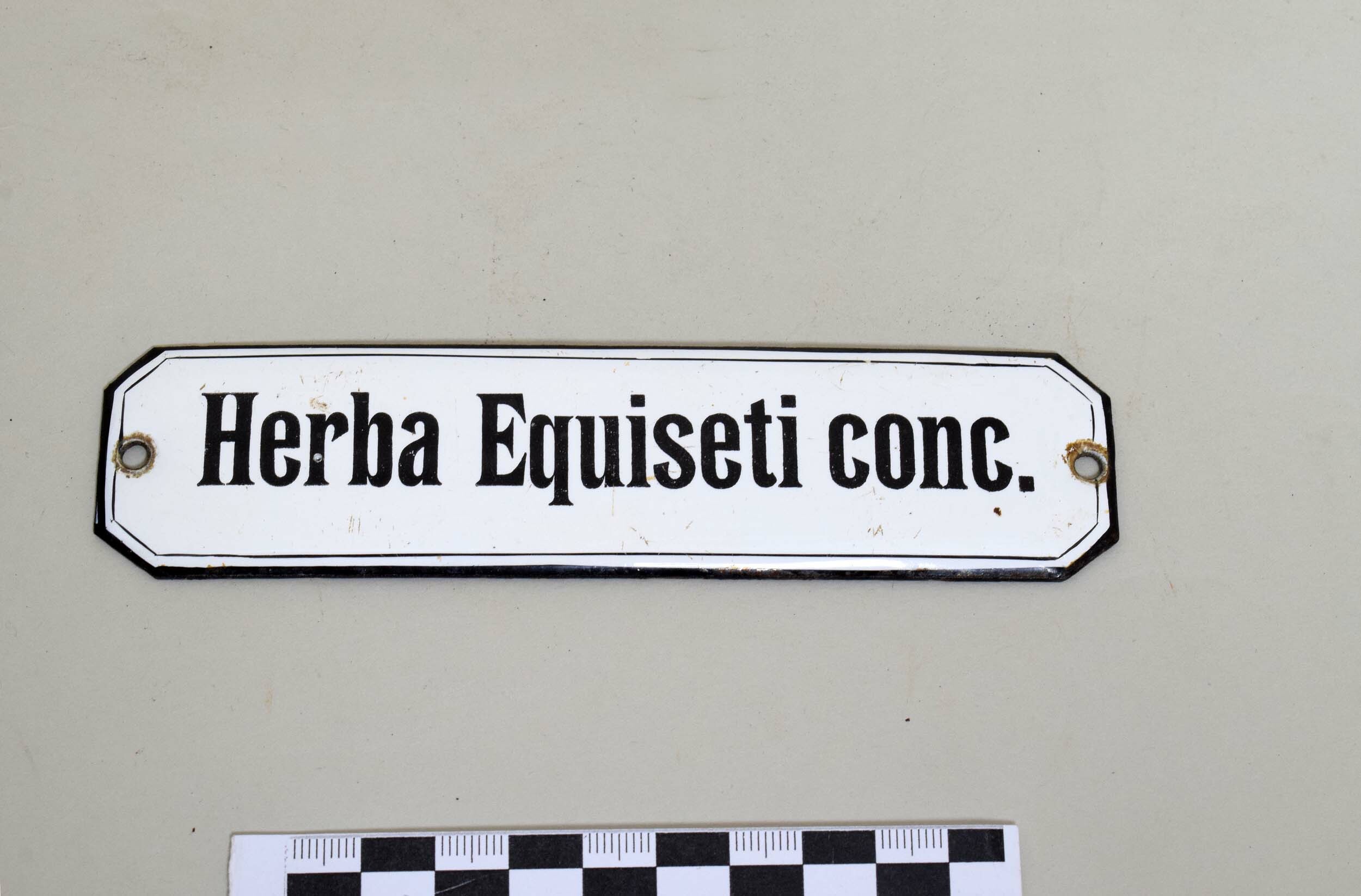 Emailschild "Herba Equiseti conc." (Heimatmuseum Dohna CC BY-NC-SA)