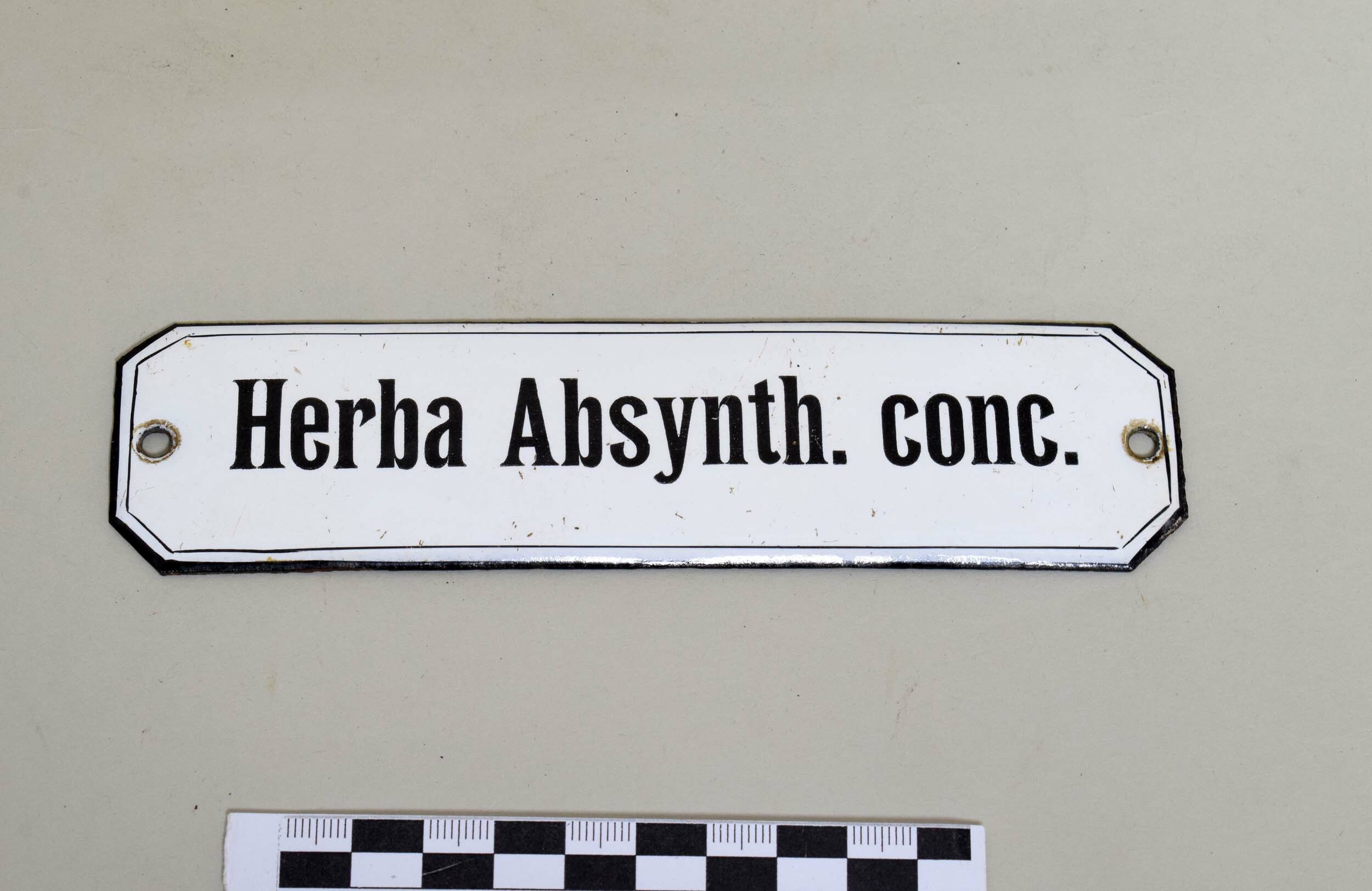Emailschild "Herba Absynth. conc." (Heimatmuseum Dohna CC BY-NC-SA)