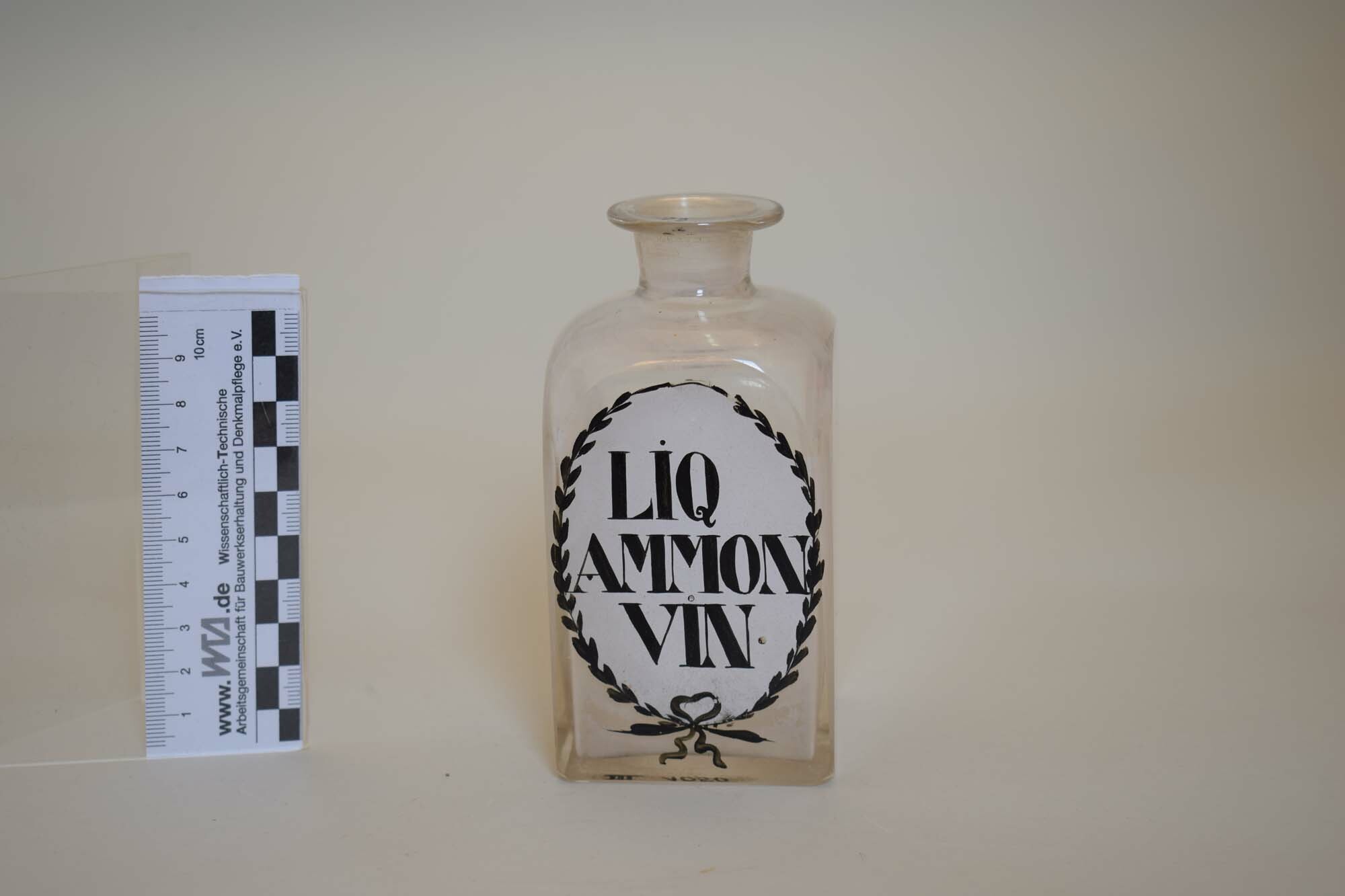 Apothekerglas "Liq. Ammon. vin." (weinhaltige Ammoniakflüssigkeit) (Heimatmuseum Dohna CC BY-NC-SA)