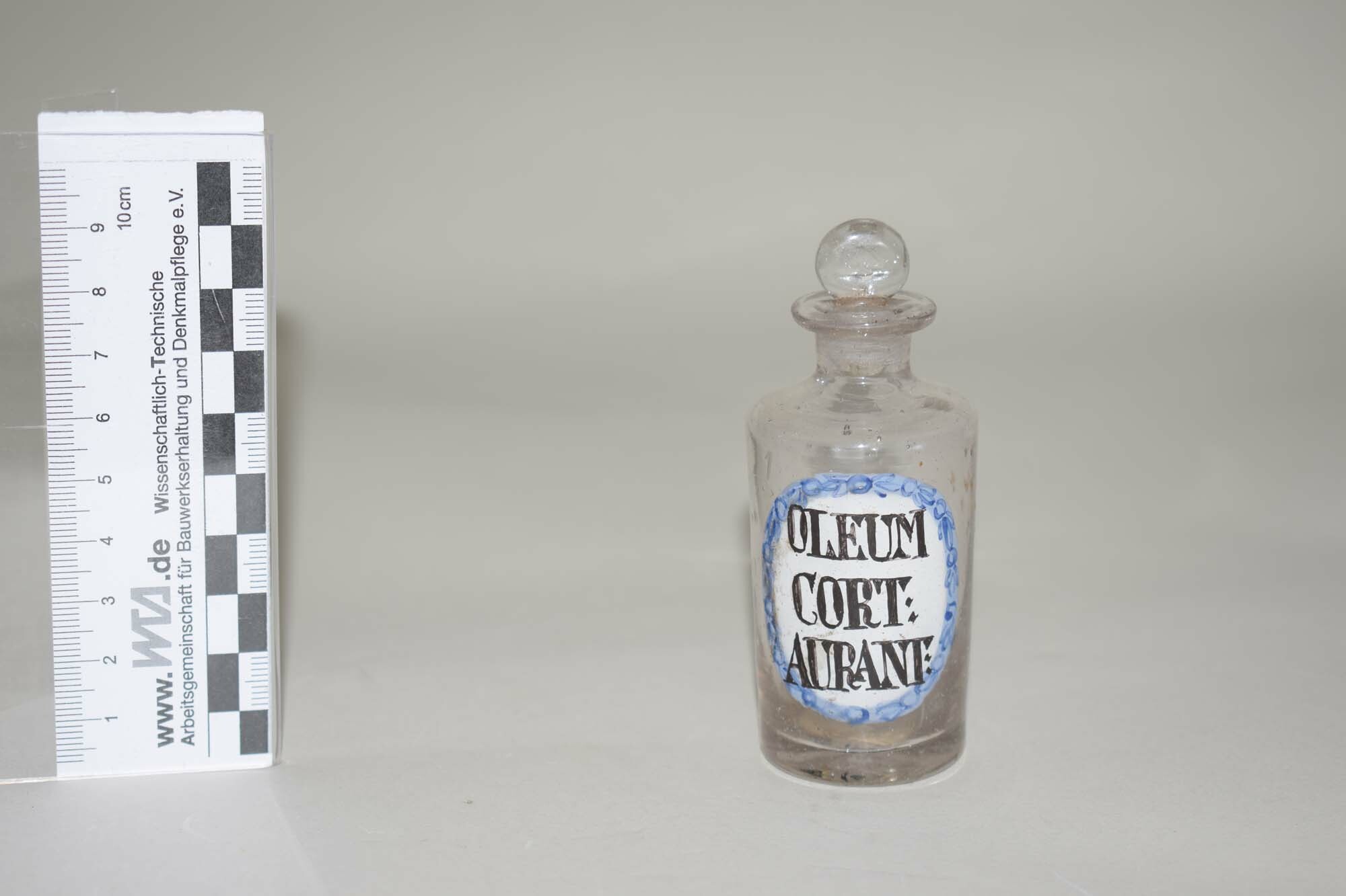 Apothkerglas "Oleum cort: aurant:" (Öl der Pomeranzenschale, Oleum Cortex Aurantii Fructus) (Heimatmuseum Dohna CC BY-NC-SA)