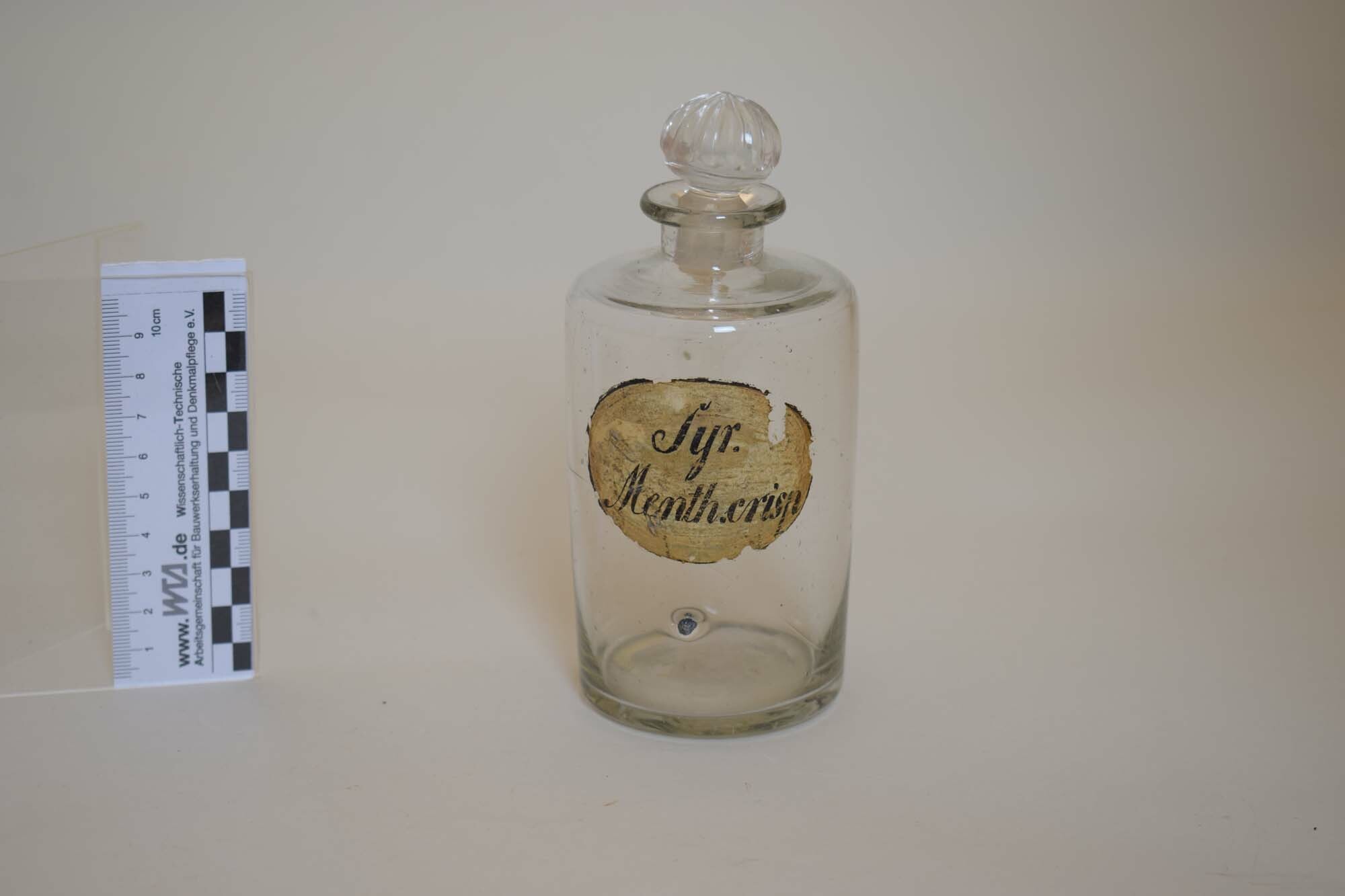 Apothekenflasche "Syr. Menth. crisp" (Heimatmuseum Dohna CC BY-NC-SA)