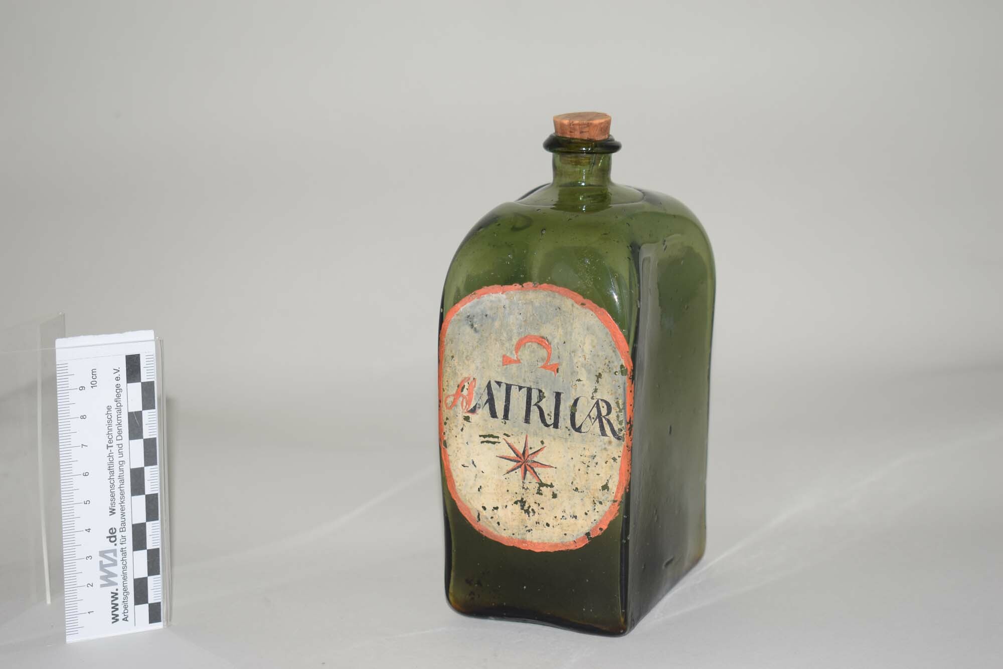 Apothekerglas "ATRICAR" (Heimatmuseum Dohna CC BY-NC-SA)