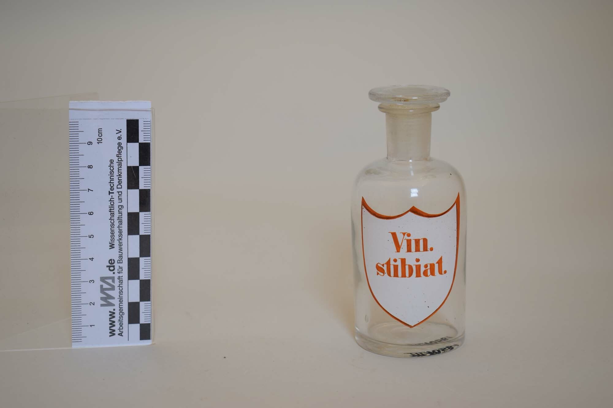 Apothekerglas "Vin. stibiat." (Vinum stibiatum = Brechwein) (Heimatmuseum Dohna CC BY-NC-SA)