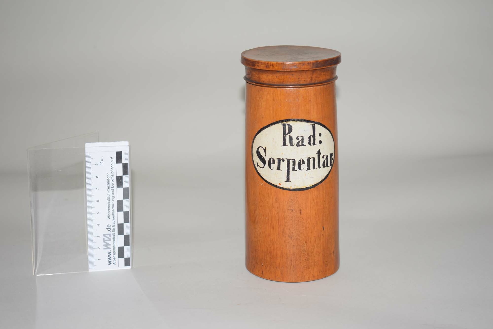 Dose "Rad: Serpentar" (Schlangenwurz = Wiesenknöterich) (Heimatmuseum Dohna CC BY-NC-SA)