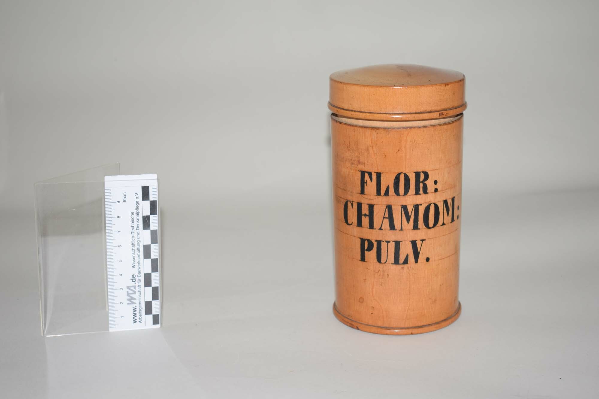 Dose mit Aufschrift "FLOR:CHAMOM:PULV." (Kamillenblüten, pulverisiert) (Heimatmuseum Dohna CC BY-NC-SA)