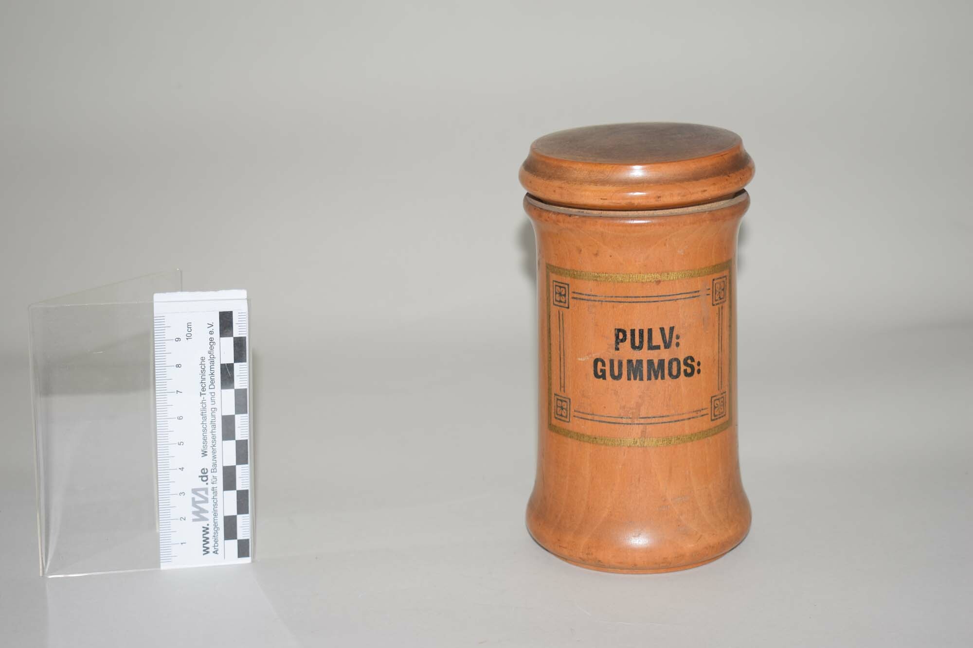 Dose mit Aufschrift "PULV: GUMMOS:" (Gummipulver) (Heimatmuseum Dohna CC BY-NC-SA)