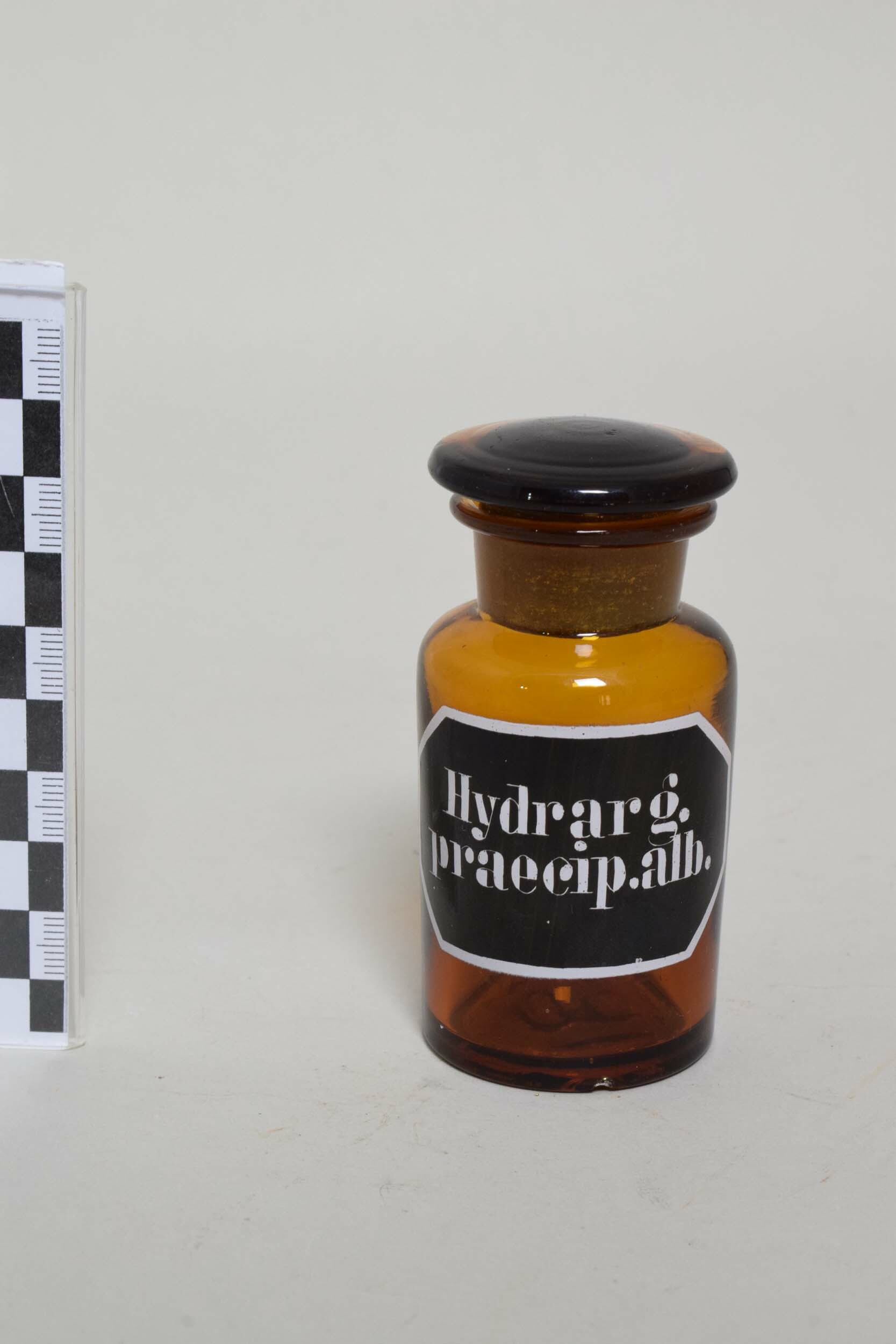 Apothekenflasche "Hydrarg. praecip. alb." (Weißes Quecksilberpräzipitat) (Heimatmuseum Dohna CC BY-NC-SA)