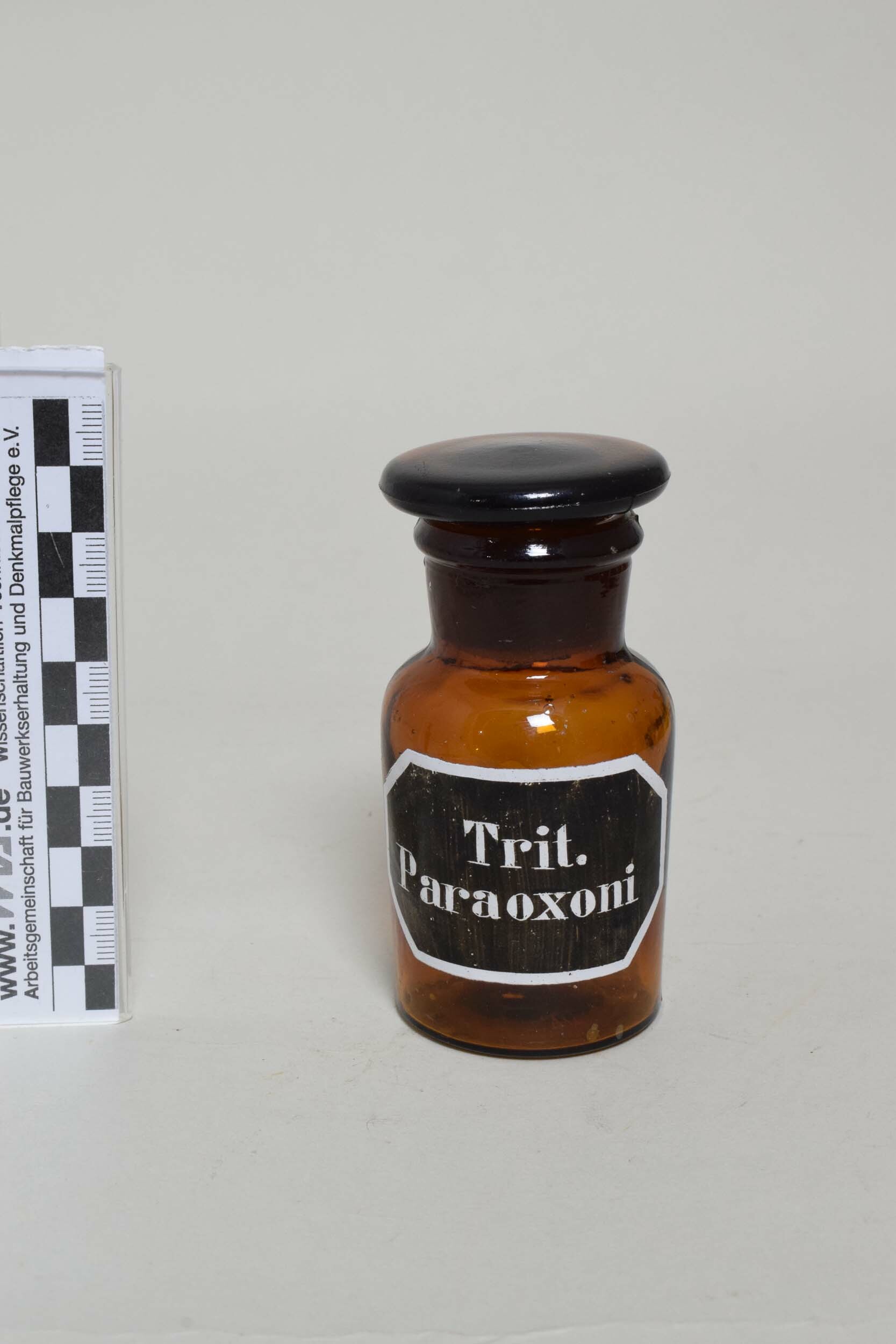 Apothekenflasche "Trit. Paraoxoni" (Trituratione=Verreibung) (Heimatmuseum Dohna CC BY-NC-SA)