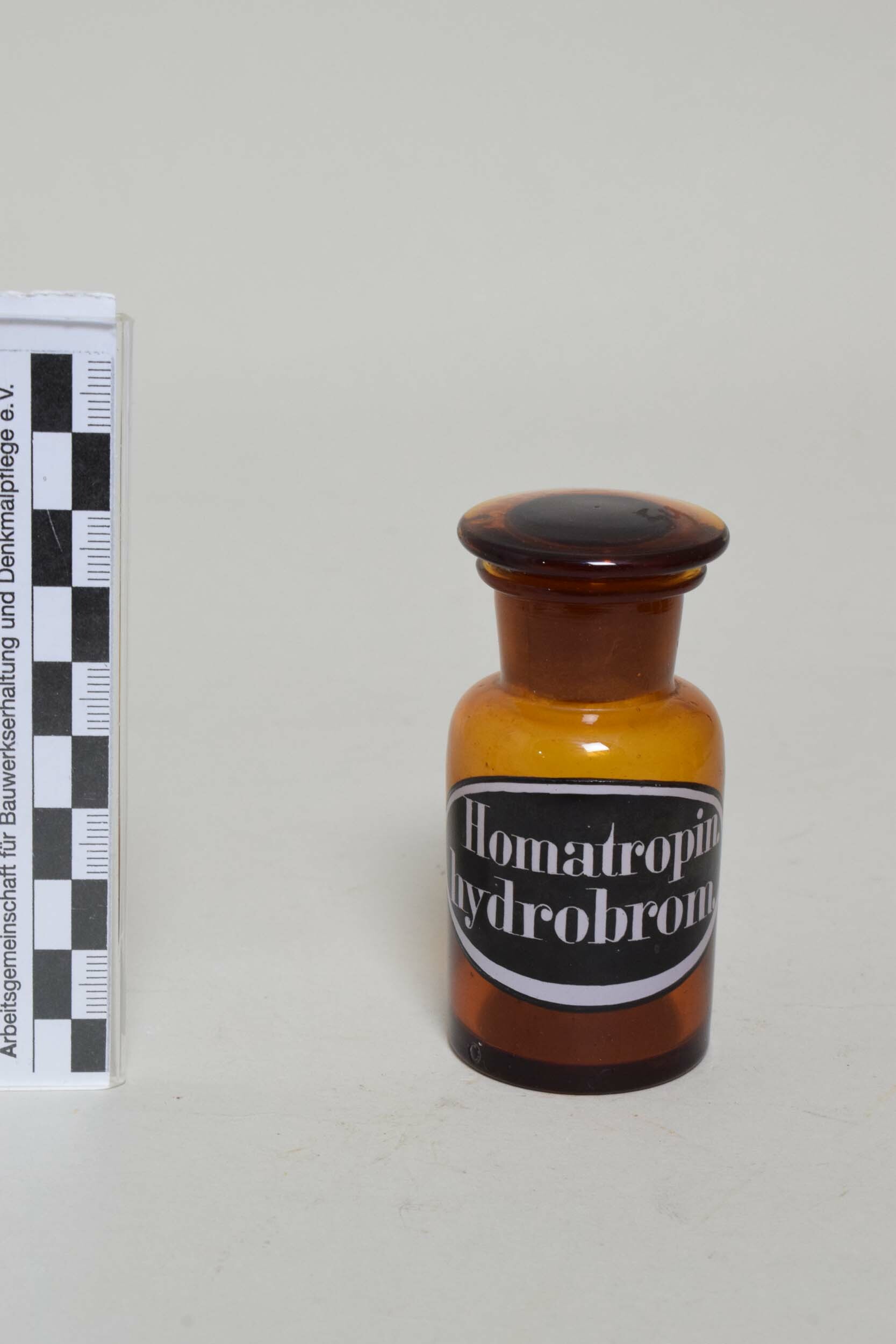 Apothekenflasche "Homatropin. hydrobrom." (Homatropinhydrobromid) (Heimatmuseum Dohna CC BY-NC-SA)