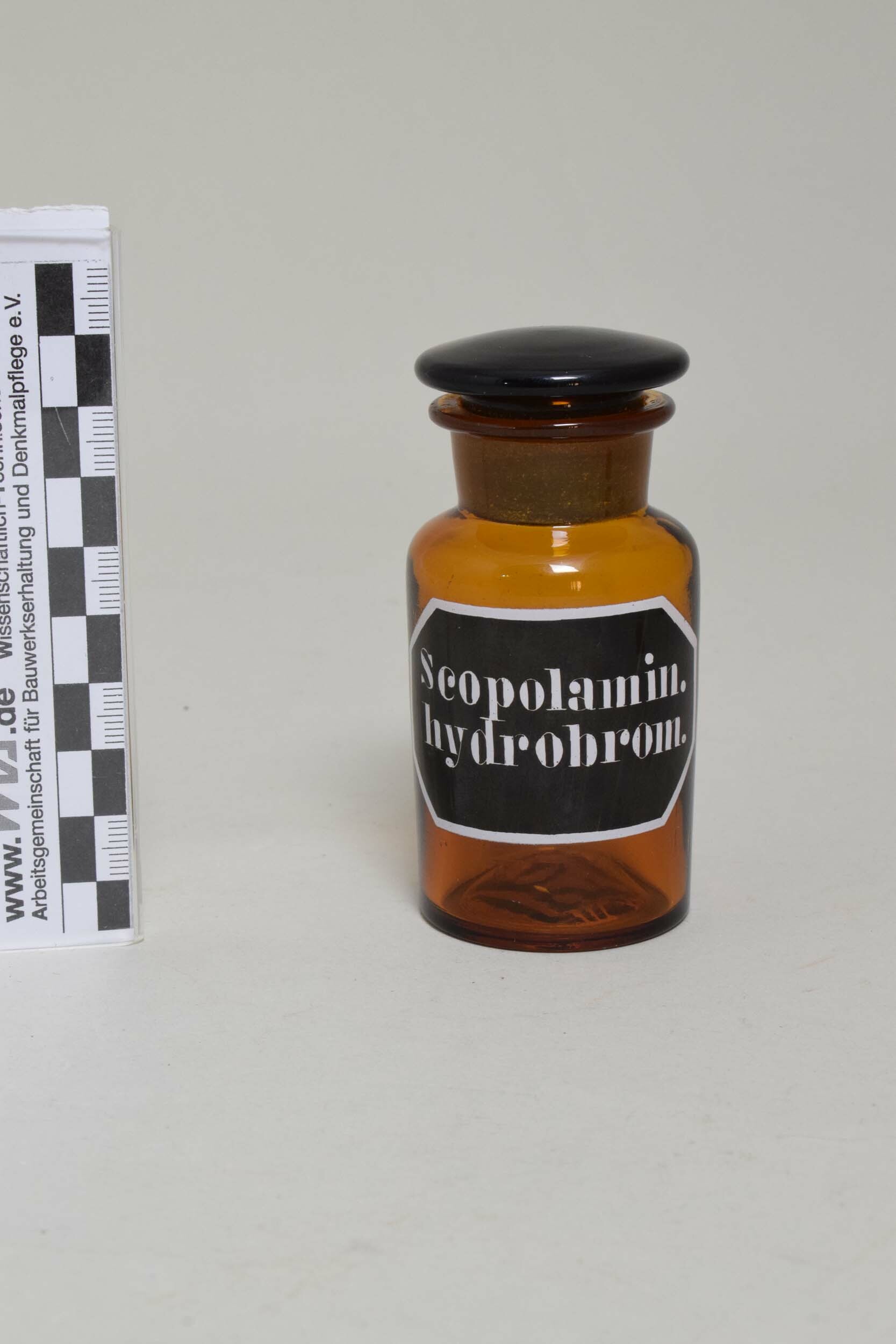 Apothekenflasche "Scopolamin. hydrochlor." (Skopolaminumhydrochlorid) (Heimatmuseum Dohna CC BY-NC-SA)