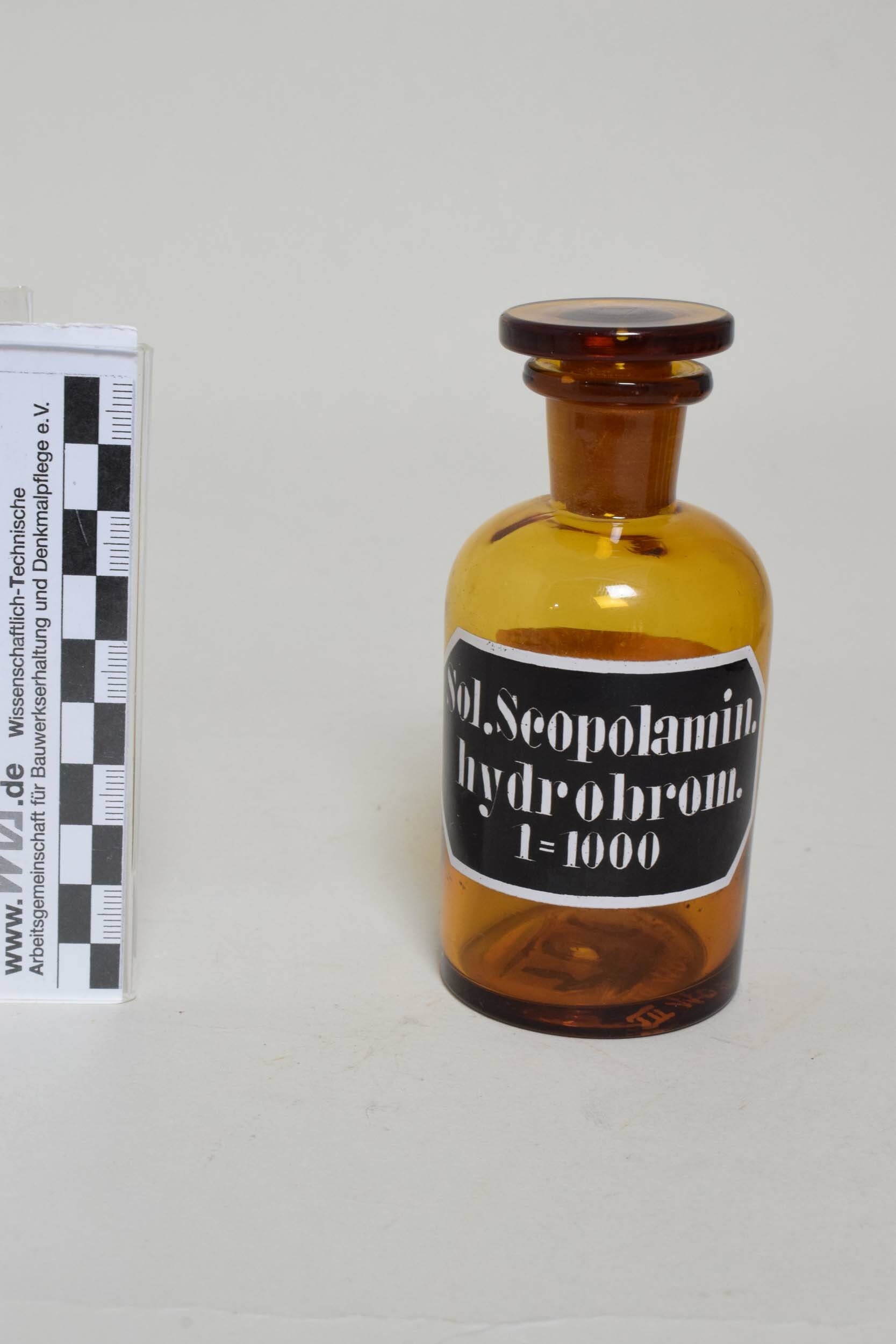 Apothekenflasche "Sol. Scopolamin. hydrobrom." (Heimatmuseum Dohna CC BY-NC-SA)