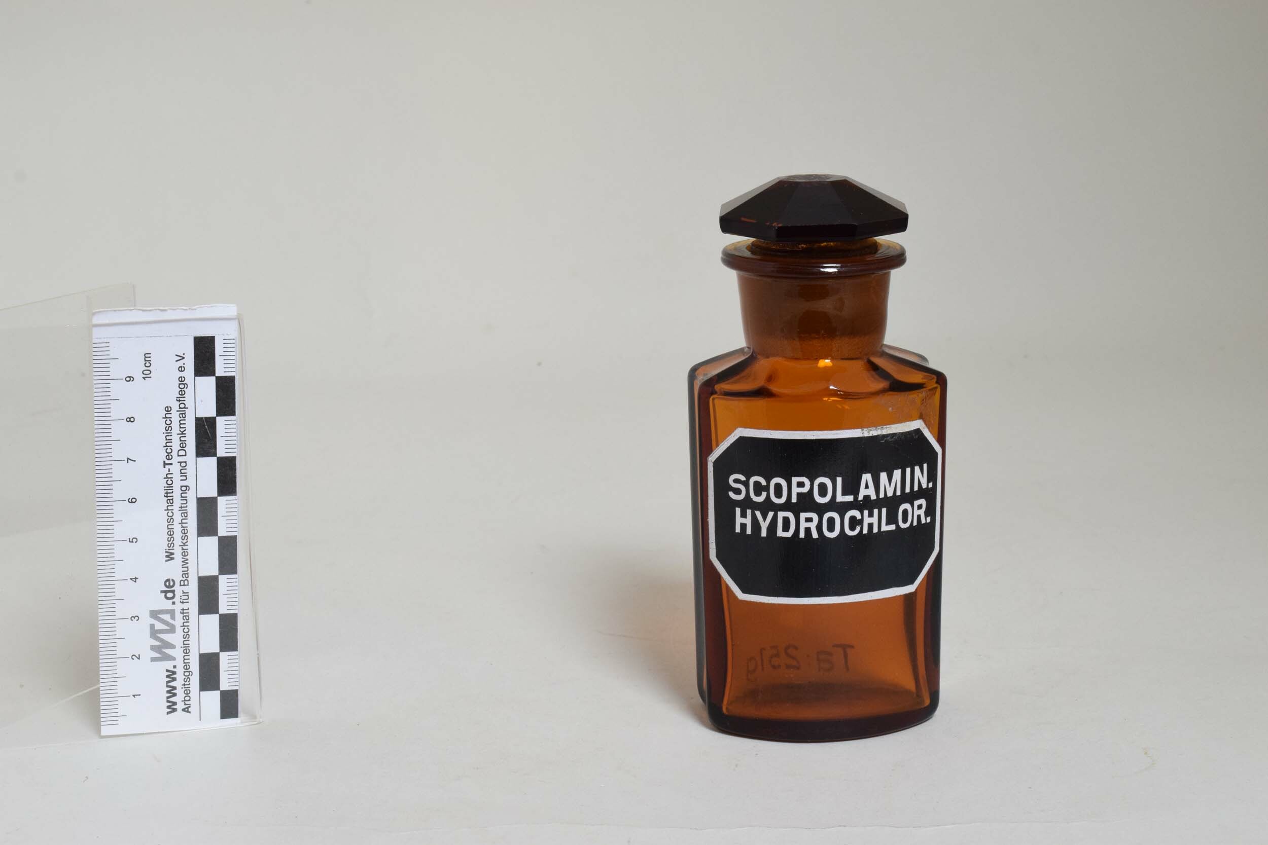 Apothekenflasche "Scopolamin. hydrochlor." (Skopolaminumhydrochlorid) (Heimatmuseum Dohna CC BY-NC-SA)