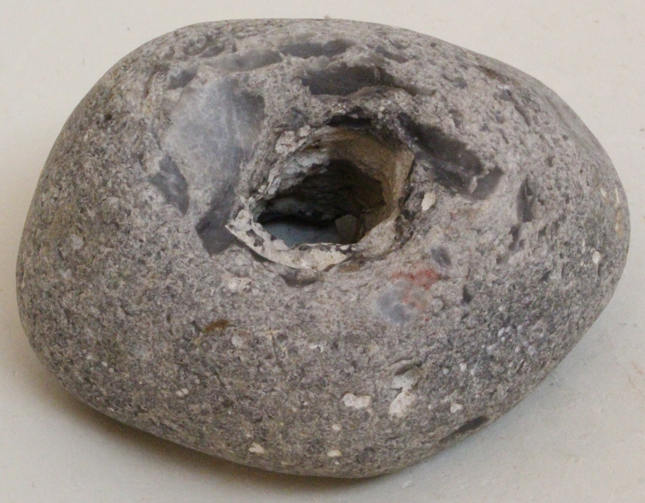 Feuerstein mit Loch aus der Oberkreide (Heimatmuseum Dohna CC BY-NC-SA)
