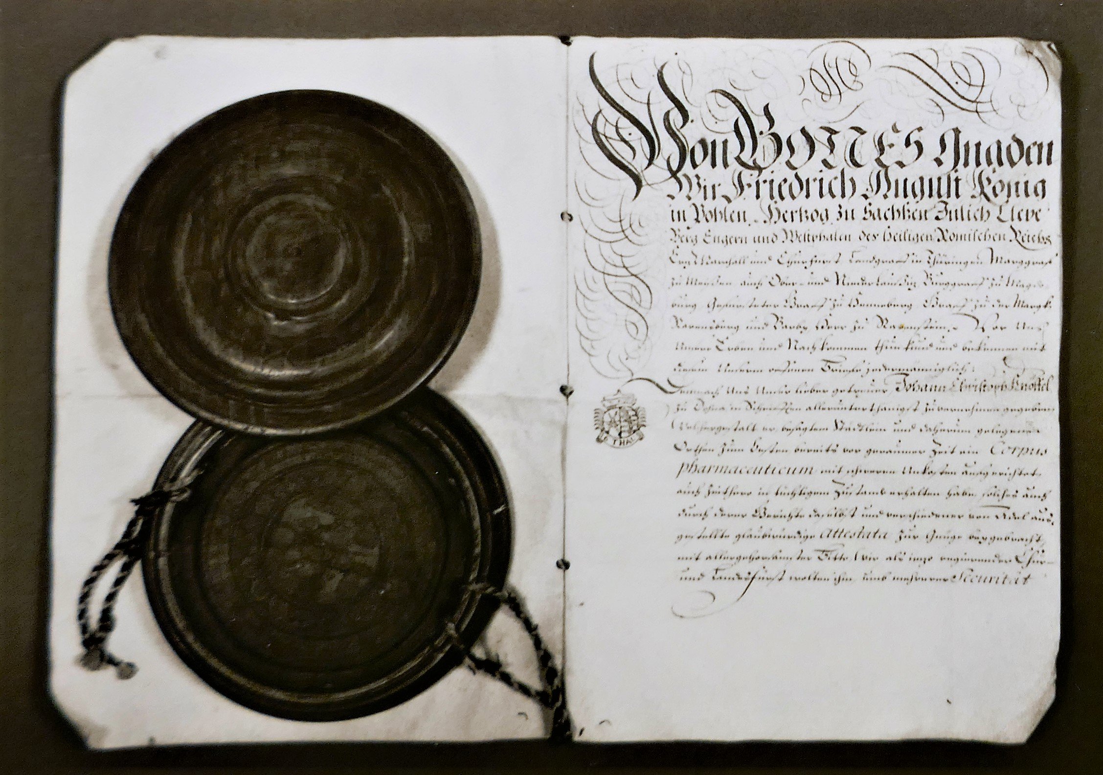Manuskript, Apotheken-Privileg für die Apotheke Dohna vom 30. Juni 1714 mit Siegel (Heimatmuseum Dohna CC BY-NC-SA)