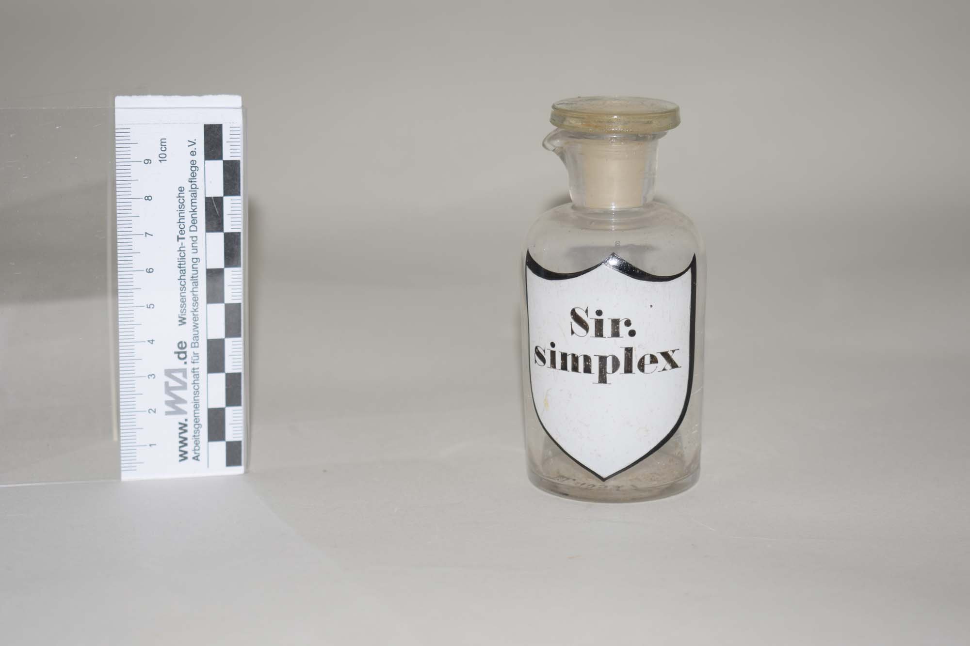 Apothekenflasche "Sir. Simplex" (Heimatmuseum Dohna CC BY-NC-SA)