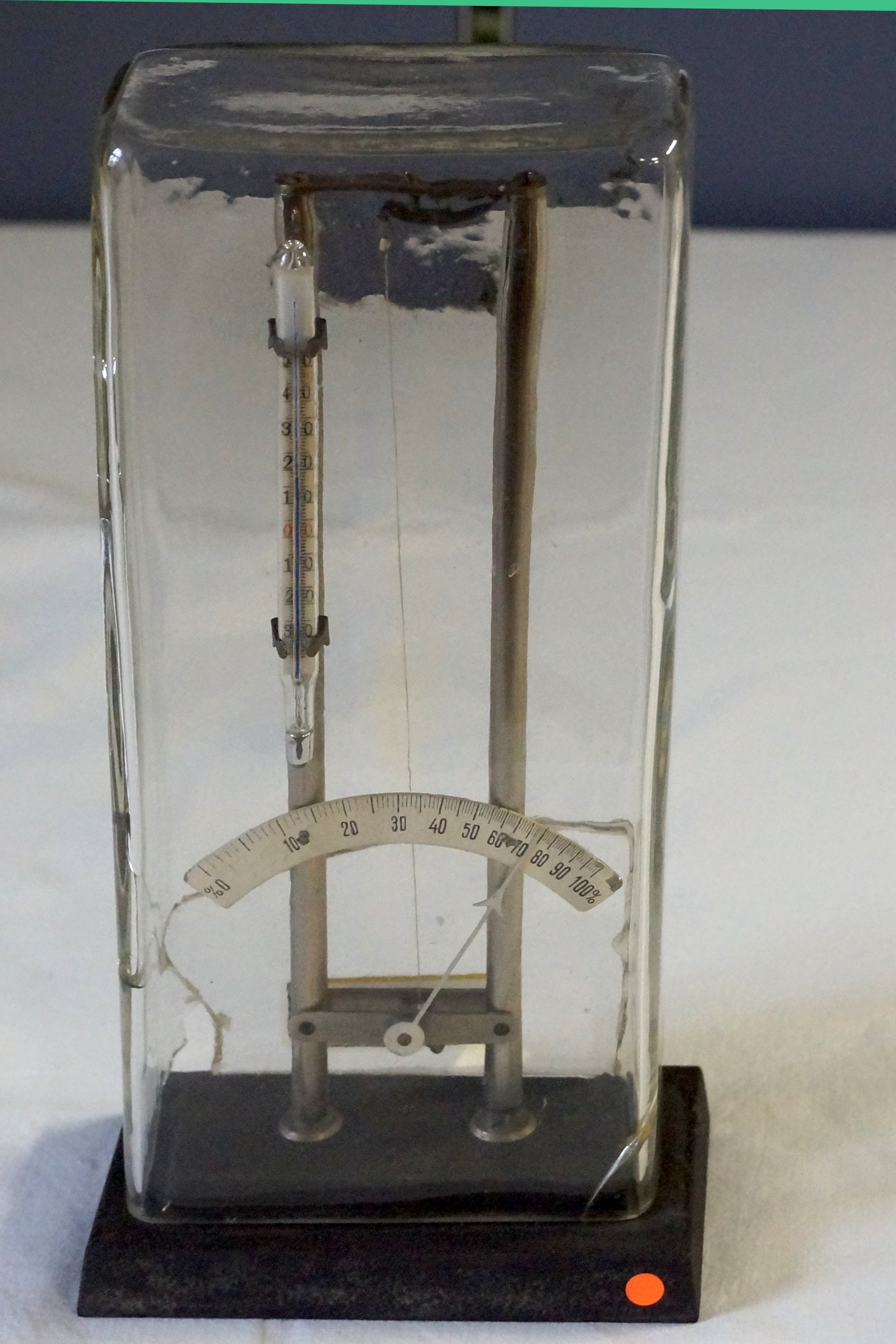 Haar-Hygrometer mit Glashaube (Historische Schauweberei Braunsdorf CC BY-NC-SA)