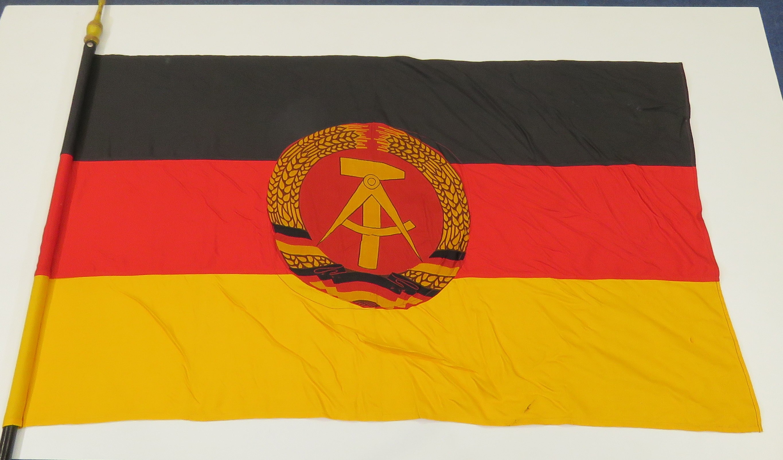 Fahne DDR mit Fahnenstock (Polizeidirektion Dresden RR-F)