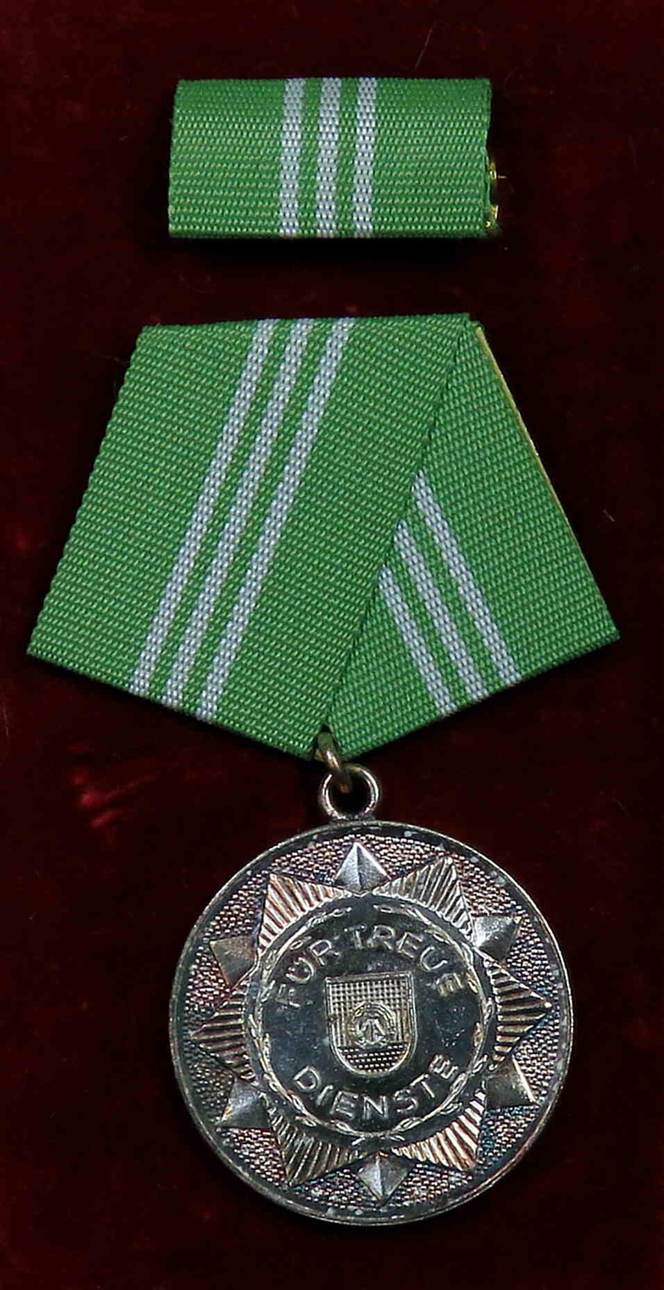 Medaille für 10 Jahre treue Dienste in den bewaffneten Organen des Ministeriums des Inneren (Polizeidirektion Dresden RR-F)