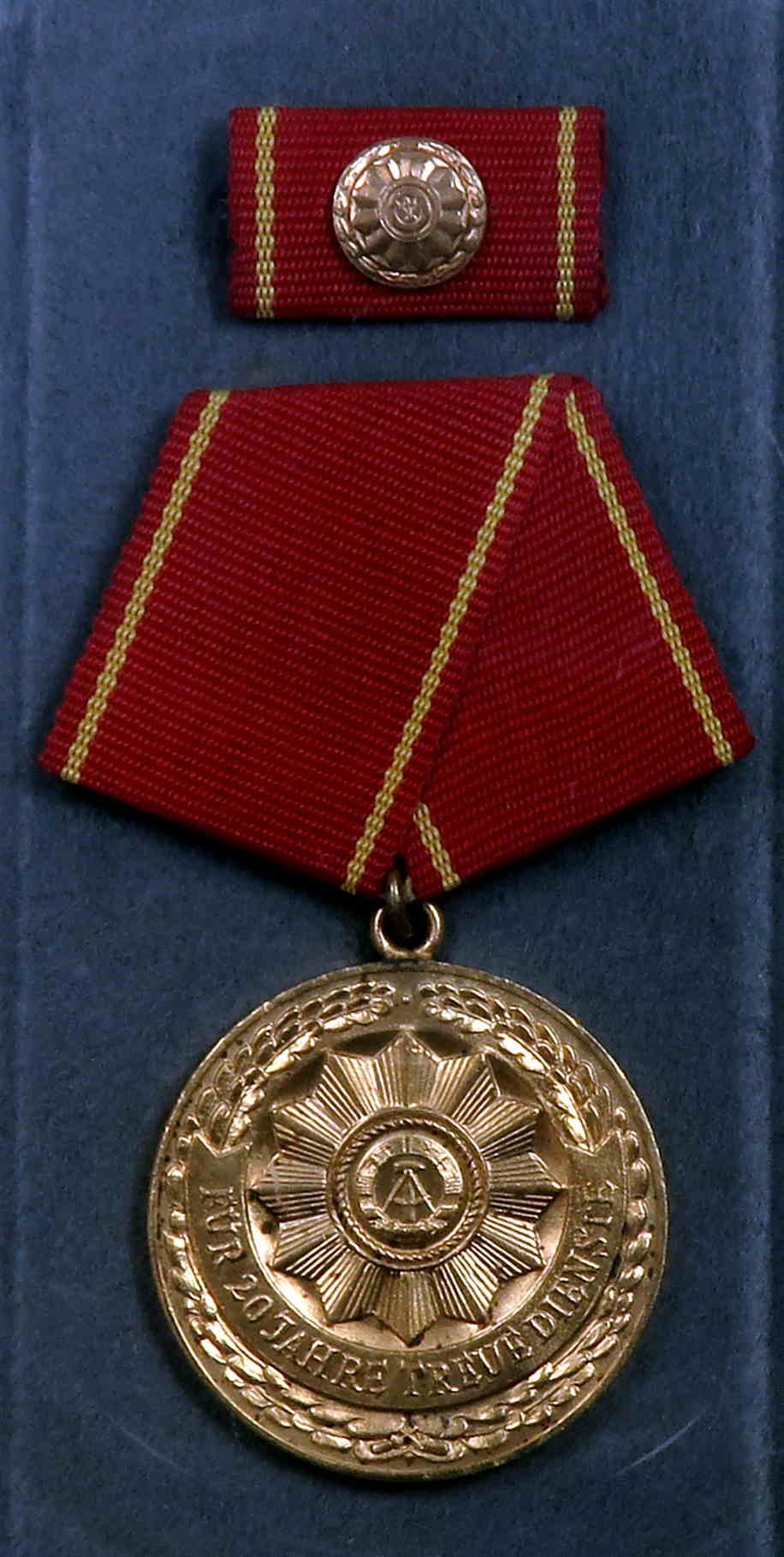 Medaille für 20 Jahre treue Dienste in den bewaffneten Organen des Ministeriums des Inneren (Polizeidirektion Dresden RR-F)