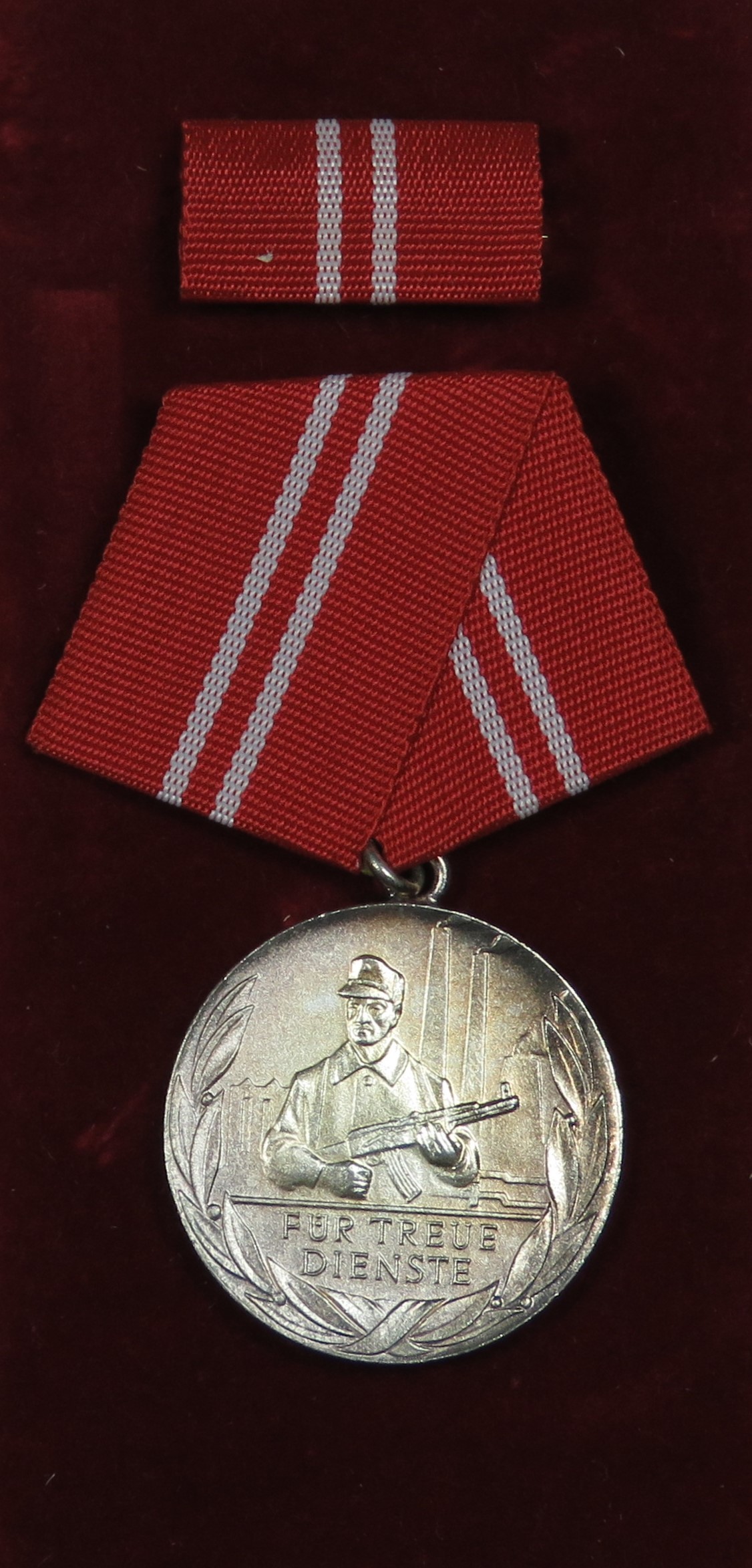 Medaille für treue Dienste in den Kampfgruppen der Arbeiterklasse in Silber (Polizeidirektion Dresden RR-F)