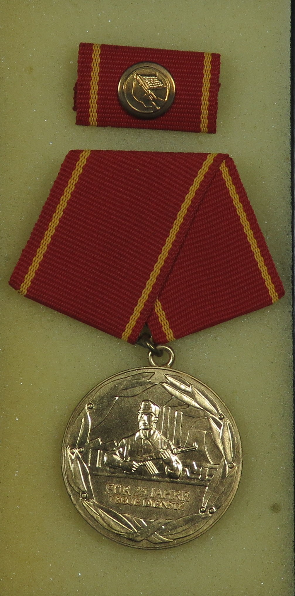Medaille für 25 Jahre treue Dienste in den Kampfgruppen der Arbeiterklasse (Polizeidirektion Dresden RR-F)
