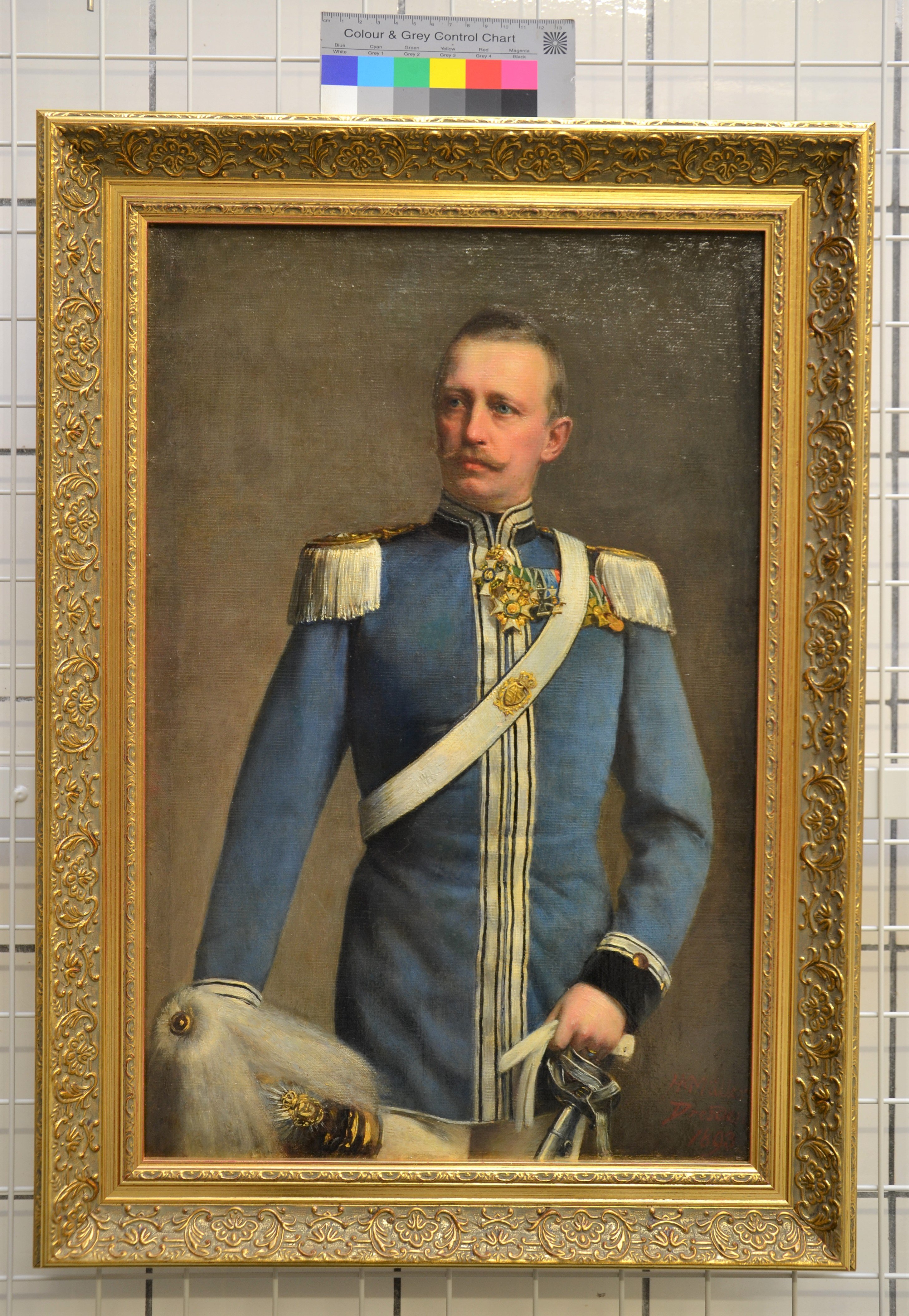 Standporträt eines Mannes in sächsischer Garde-Reiter-Uniform (Museum Alte Lateinschule CC BY-NC-SA)