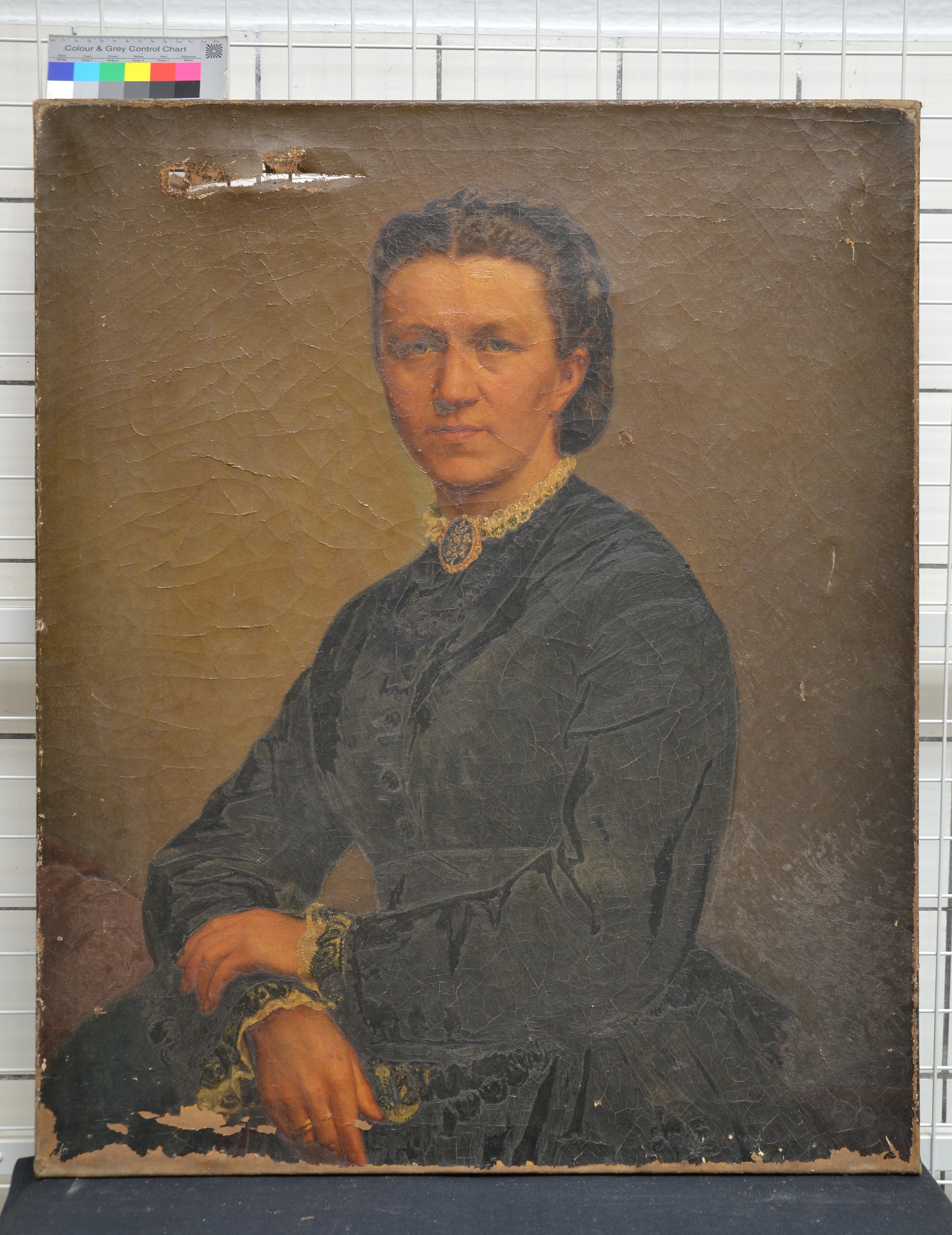 Porträt (Kniestück) einer sitzenden Dame in schwarzem Kleid (Museum Alte Lateinschule CC BY-NC-SA)