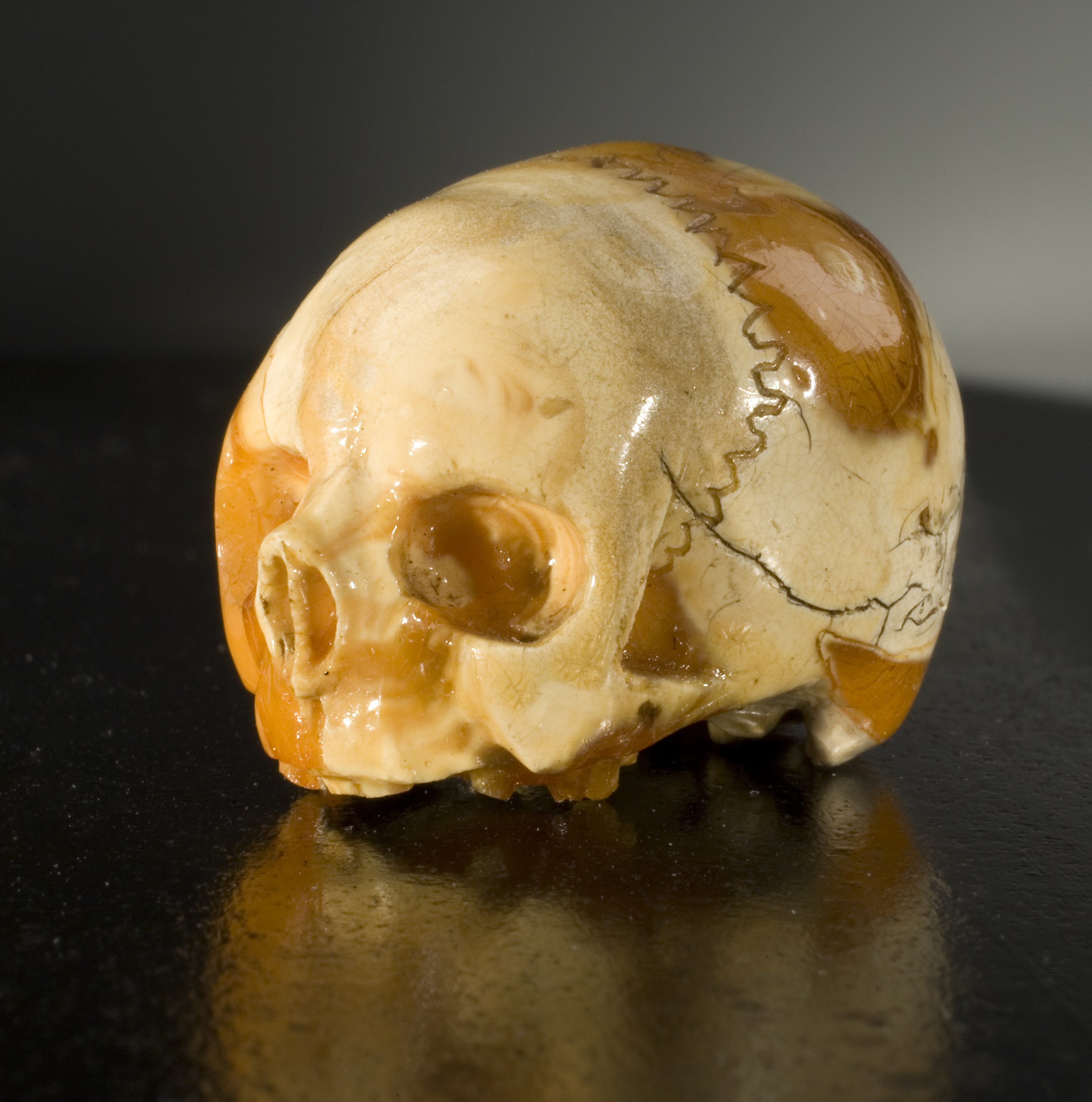 Tötenköpfchen aus Bernstein (Museum - Naturalienkabinett Waldenburg CC BY-NC-SA)