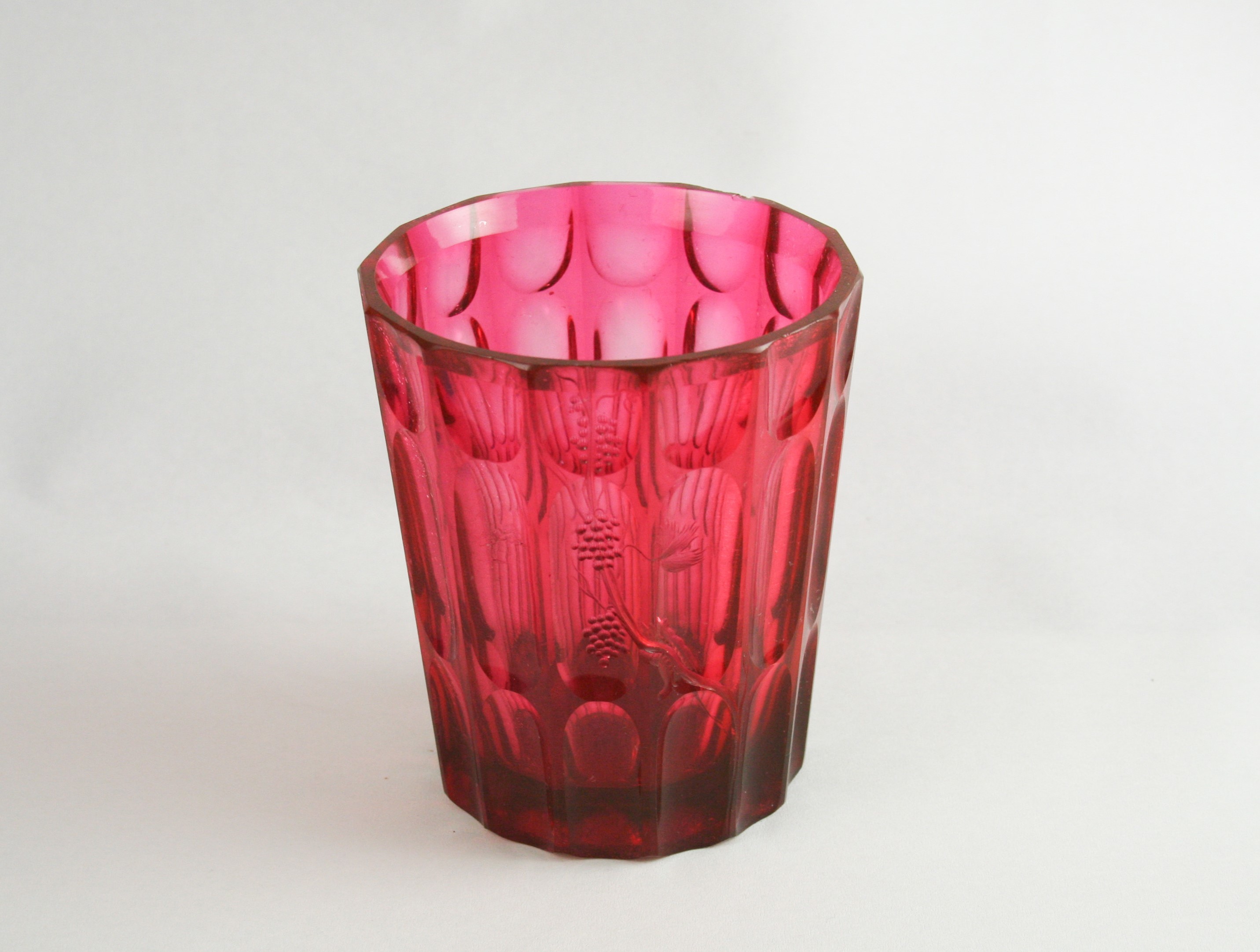 Facettiertes Rubinglas (sogen. Kunckel-Glas) (Museum - Naturalienkabinett Waldenburg CC BY-NC-SA)
