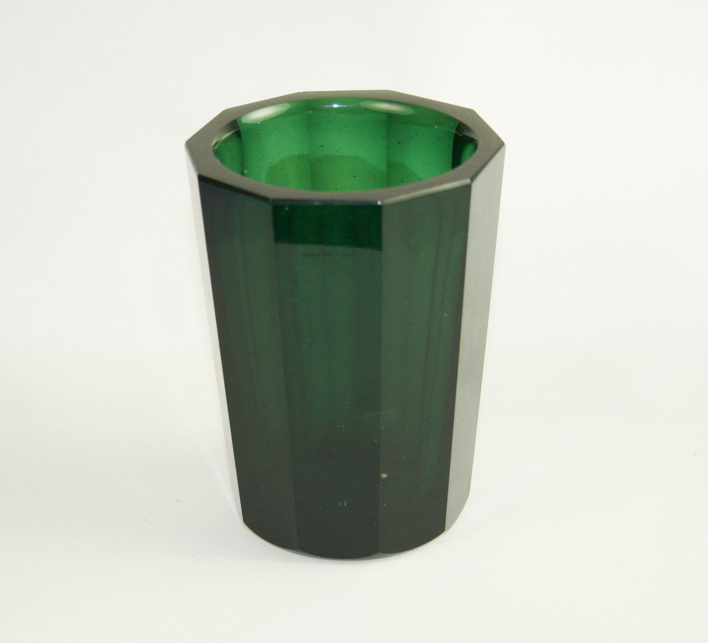 Facettiertes Becherglas, grün (sogen. Kunckel-Glas) (Museum - Naturalienkabinett Waldenburg CC BY-NC-SA)