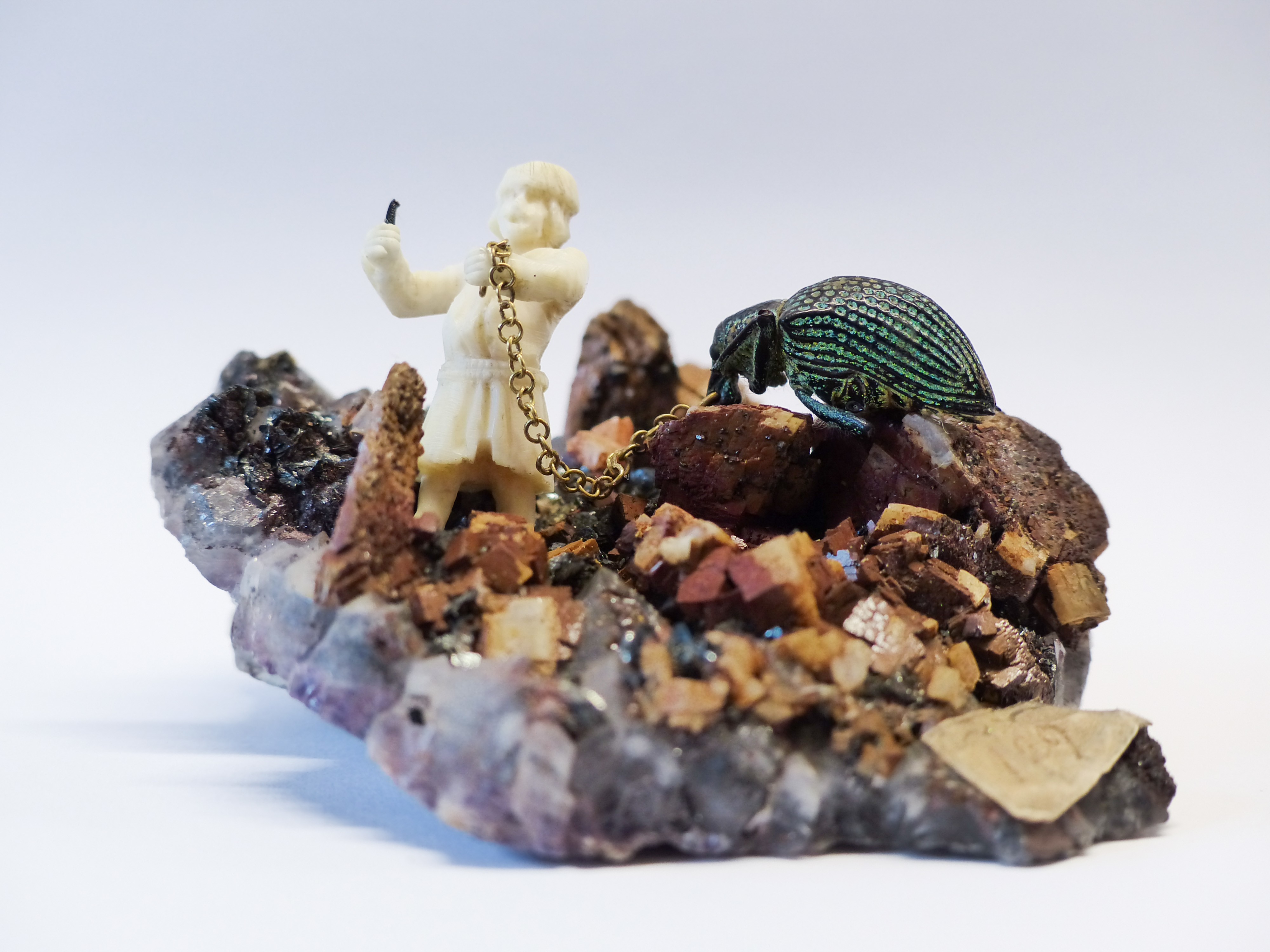 Bergmann aus Elfenbein mit einem Rüsselkäfer auf einem Mineraliensockel (Museum - Naturalienkabinett Waldenburg CC BY-NC-SA)