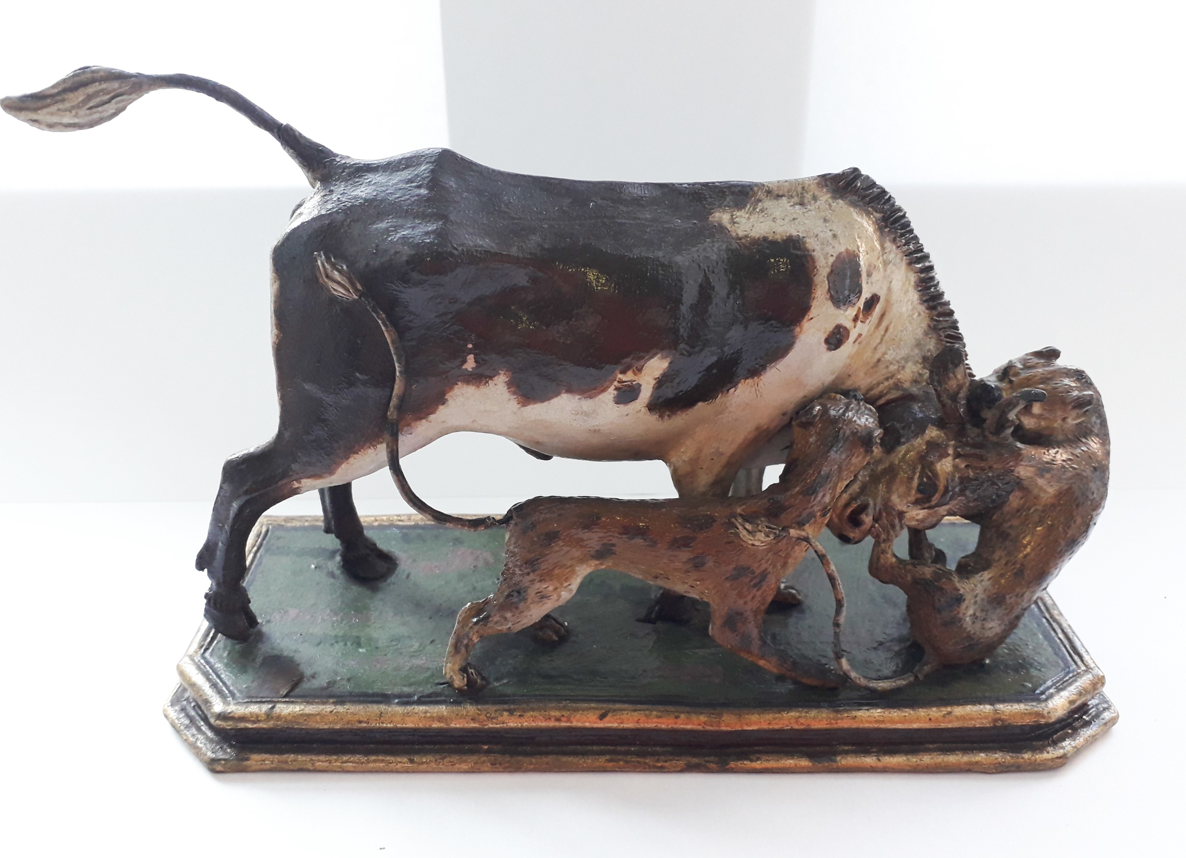 Tonplastik eines Ochsen mit zwei Jagdhunden (Museum - Naturalienkabinett Waldenburg CC BY-NC-SA)