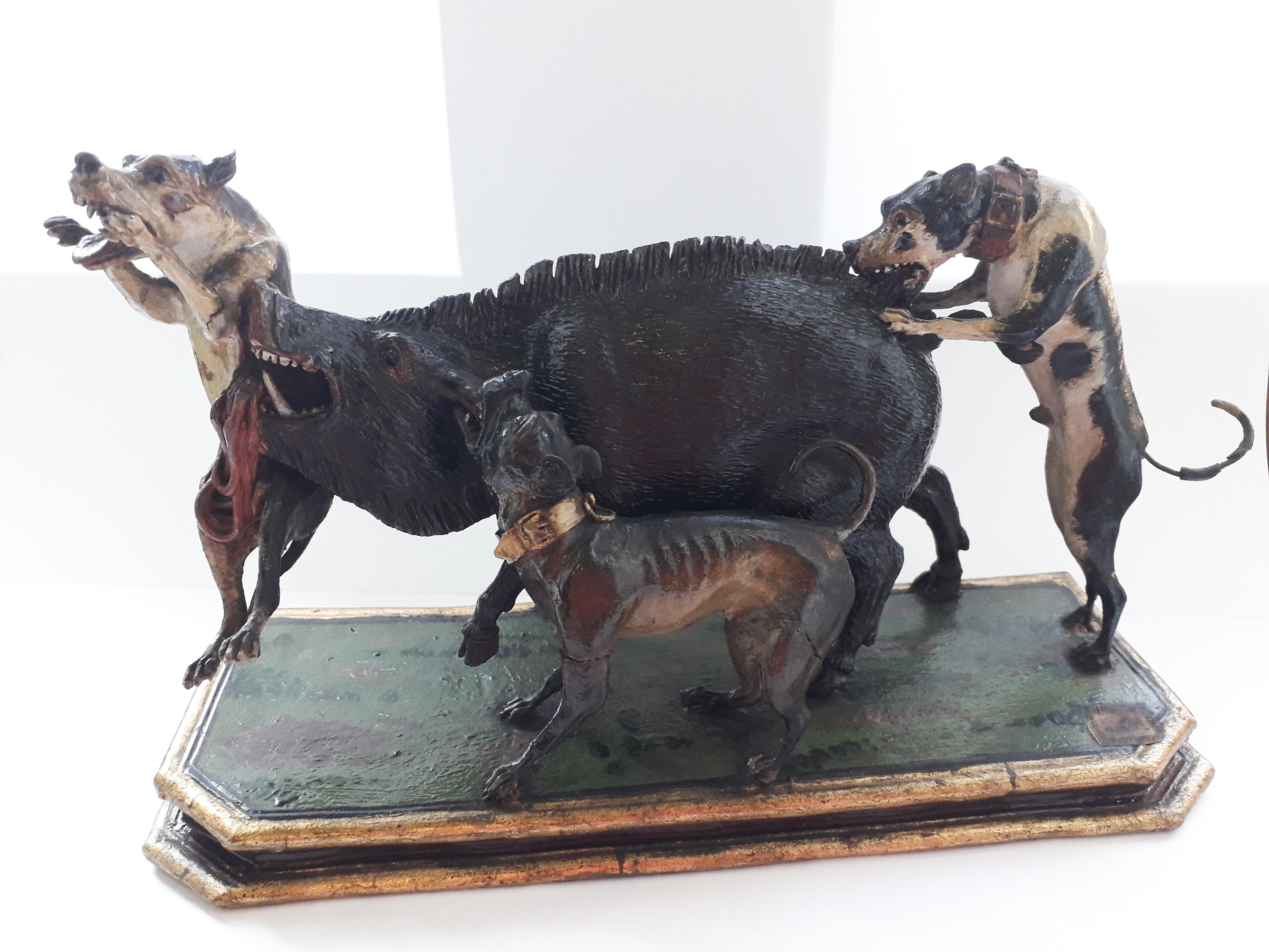 Tonplastik eines Wildschweins mit drei Jagdhunden (Museum - Naturalienkabinett Waldenburg CC BY-NC-SA)