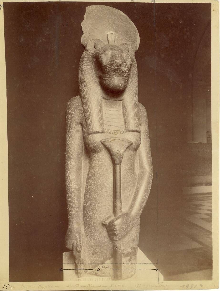 Horus mit Löwenkopf, Sonnenscheibe und Papyrusstaude (Museum - Naturalienkabinett Waldenburg CC BY-NC-SA)