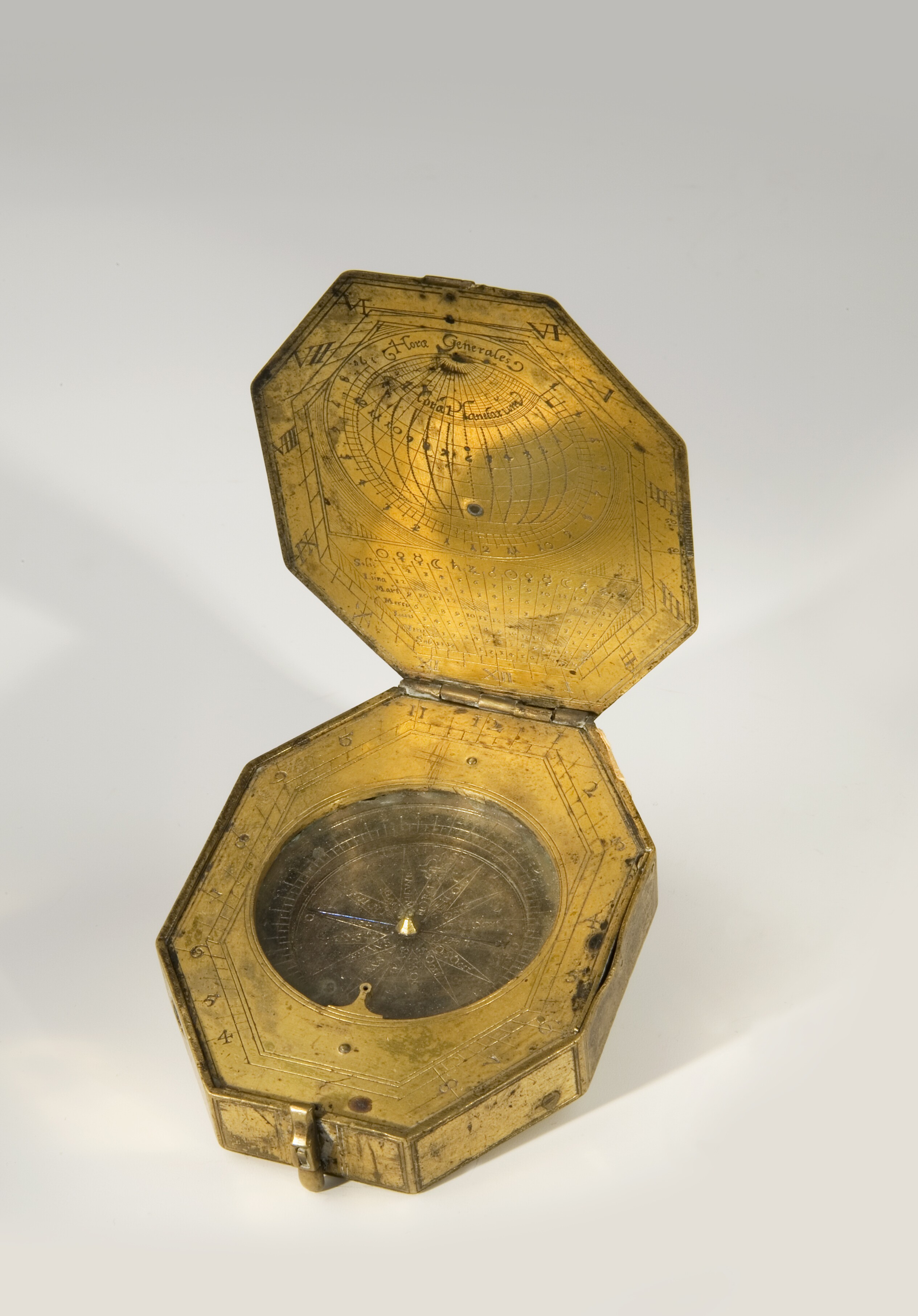 Taschensonnenuhr mit Kompass (Museum - Naturalienkabinett Waldenburg CC BY-NC-SA)