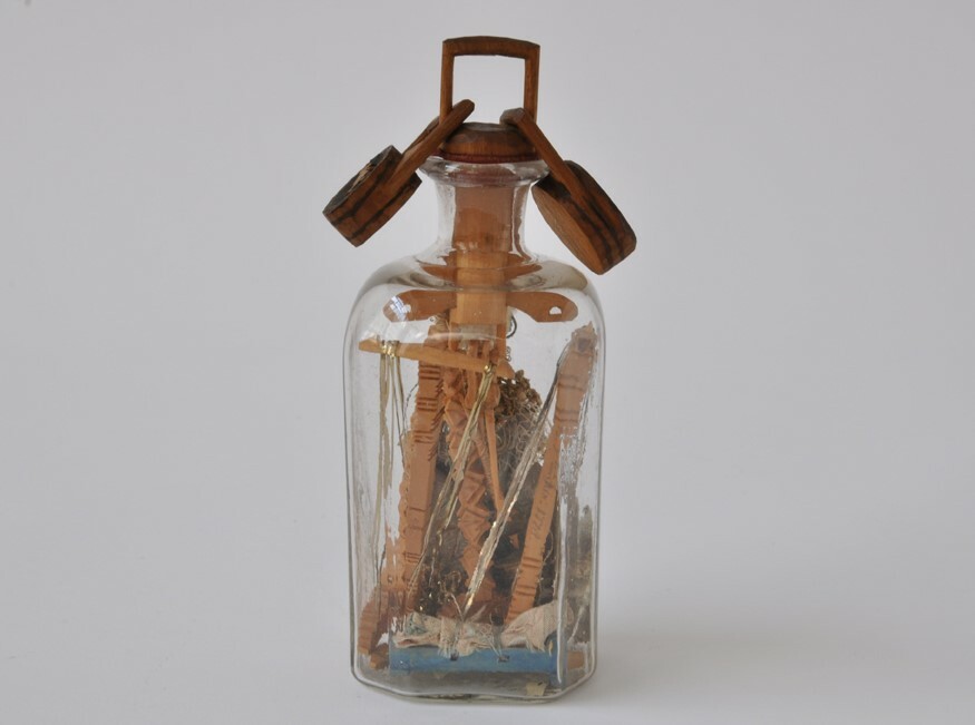 Geduldsflasche mit einer Mechanik (Museum - Naturalienkabinett Waldenburg CC BY-NC-SA)