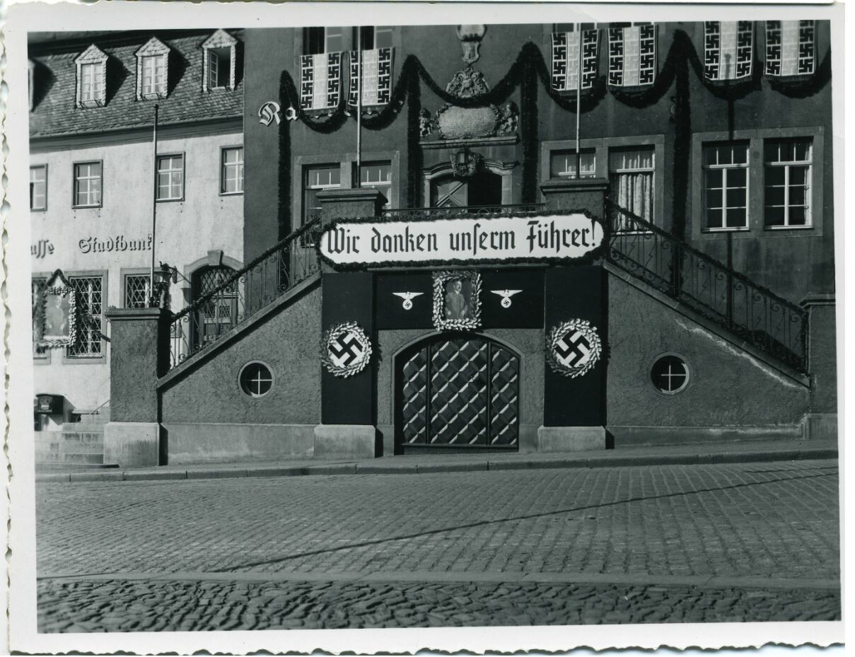 Rathaus in Waldenburg/Sachsen am Geburtstag von Adolf Hitler am 20.4.1939 (Museum - Naturalienkabinett Waldenburg CC BY-NC-SA)