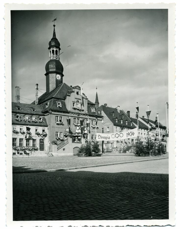 Marktplatz und Rathaus in Waldenburg/Sachsen während der Olympischen Spiele 1936 (Museum - Naturalienkabinett Waldenburg CC BY-NC-SA)