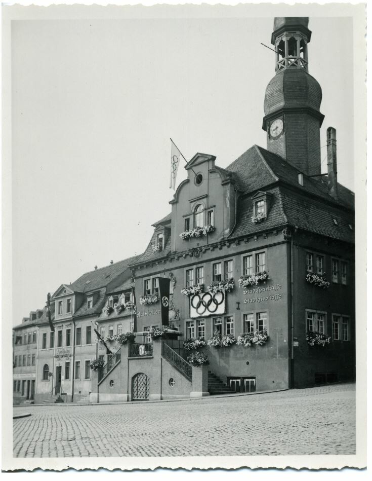 Marktplatz und Rathaus in Waldenburg/Sachsen während der Olympischen Spiele 1936 (Museum - Naturalienkabinett Waldenburg CC BY-NC-SA)