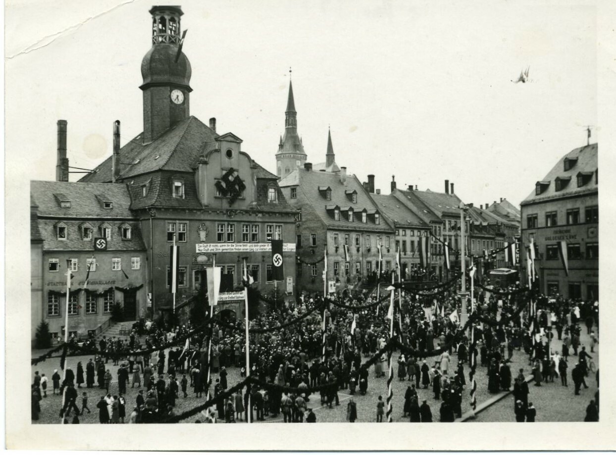 Marktplatz und Rathaus in Waldenburg/Sachsen zum 1. Mai 1933 (Museum - Naturalienkabinett Waldenburg CC BY-NC-SA)