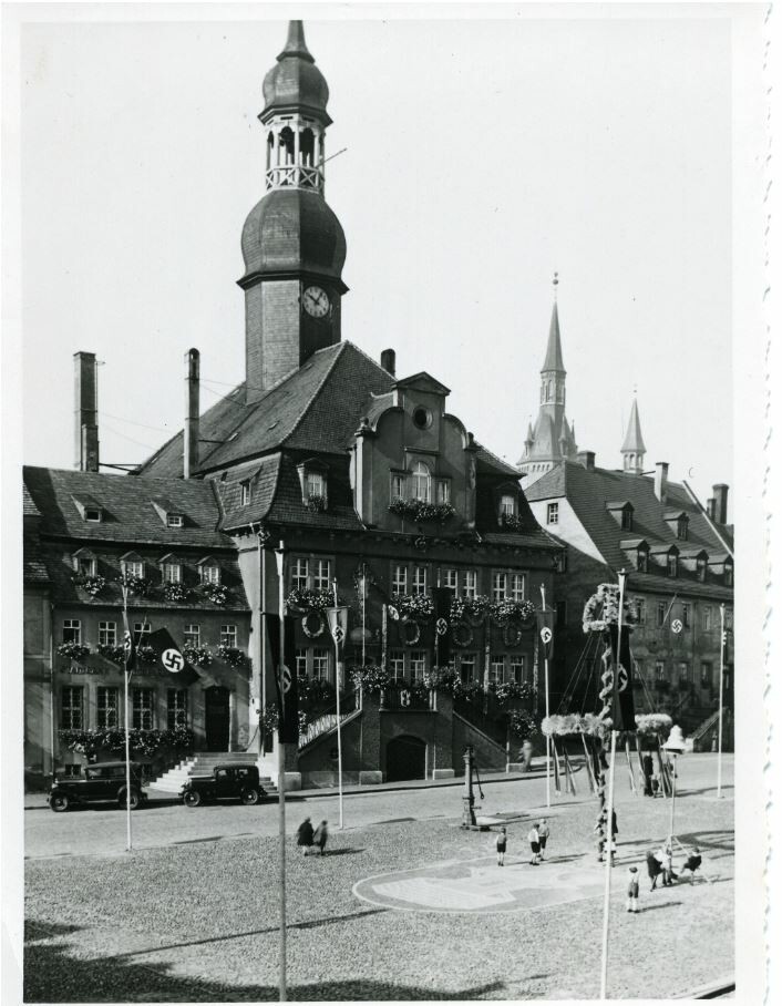 Marktplatz und Rathaus in Waldenburg/Sachsen, wohl während der Olympischen Spiele 1936 (Museum - Naturalienkabinett Waldenburg CC BY-NC-SA)