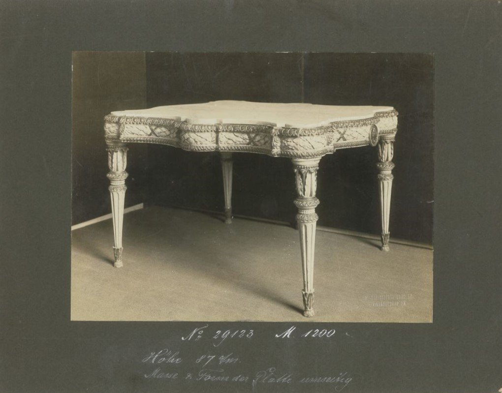 Tisch mit Marmorplatte (Museum - Naturalienkabinett Waldenburg CC BY-NC-SA)