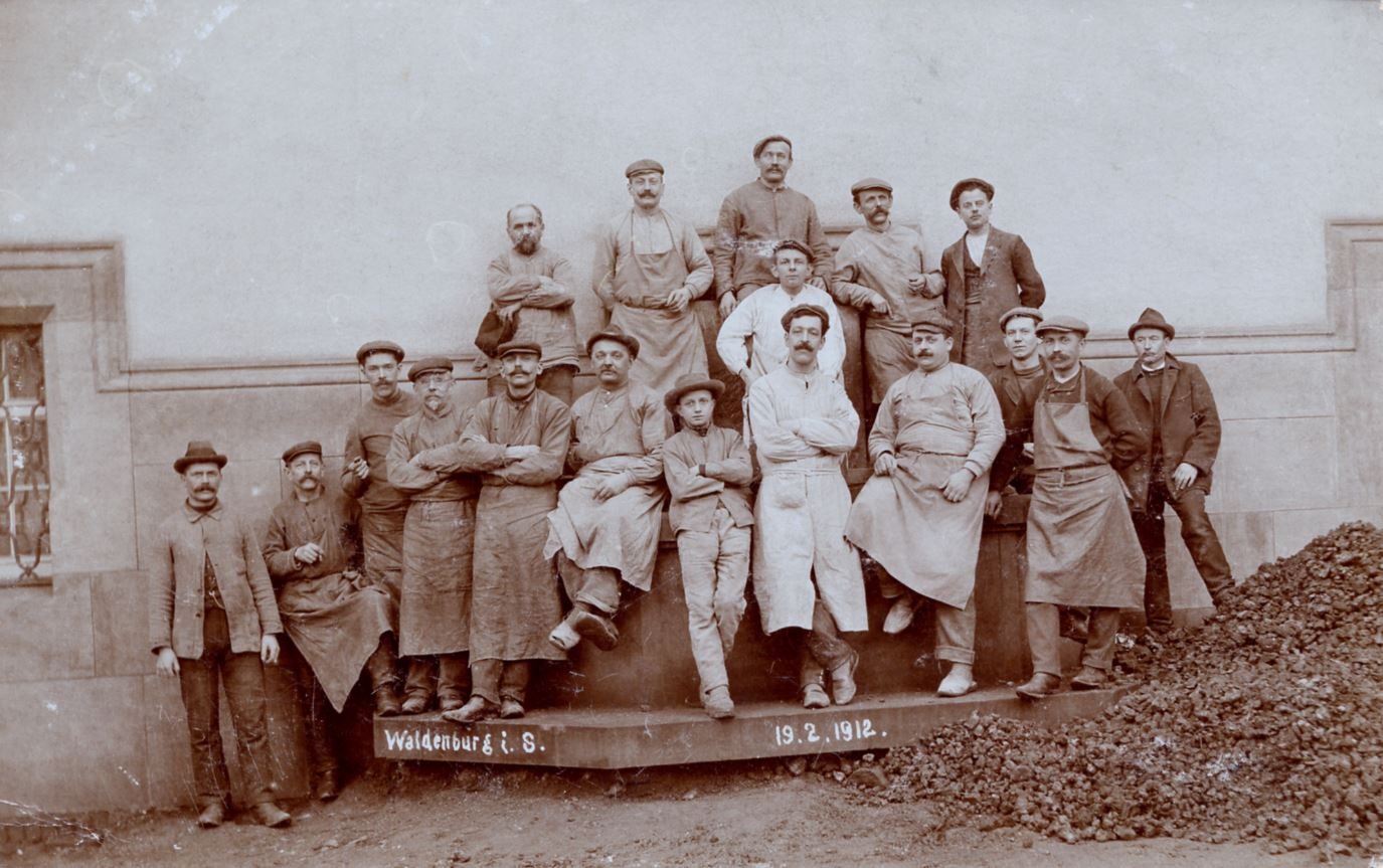 Gruppenfoto von Arbeitern auf einem Kohlewagen (Museum - Naturalienkabinett Waldenburg CC BY-NC-SA)