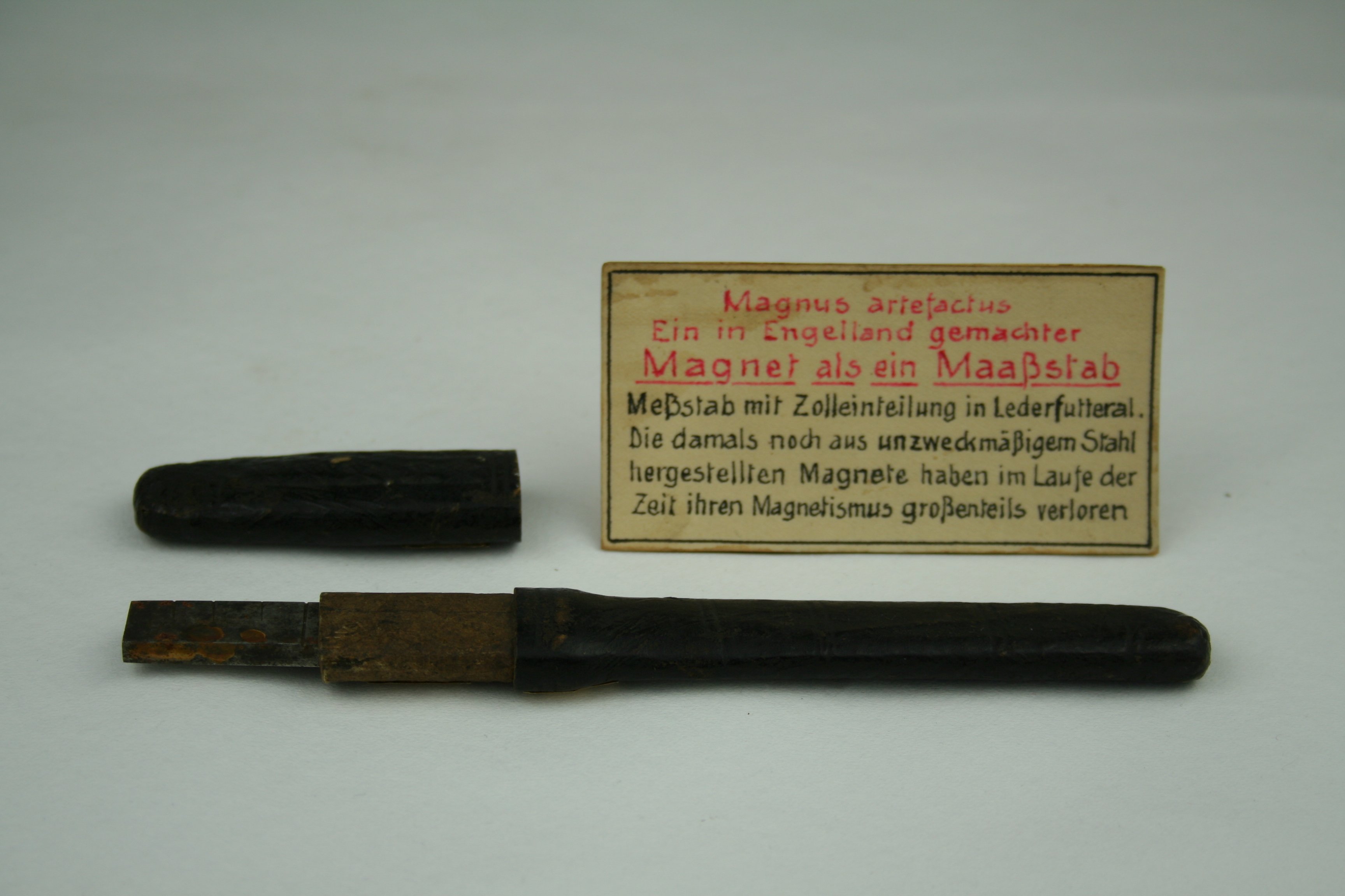 Magnet als Maßstab (Museum - Naturalienkabinett Waldenburg CC BY-NC-SA)