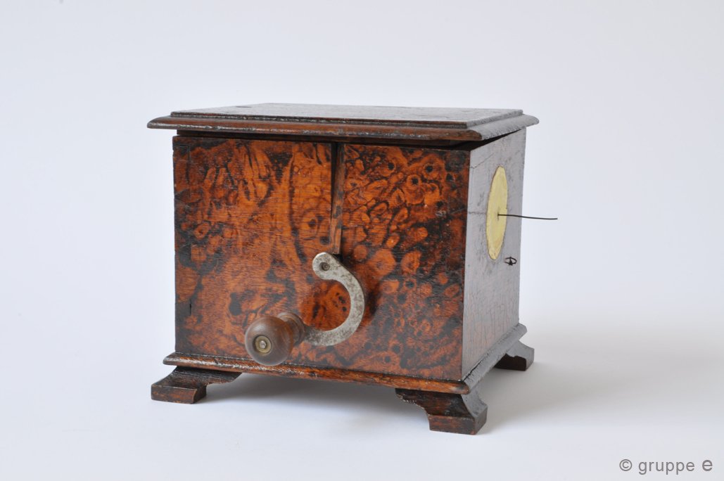 Holzkasten mit Magnet (Museum - Naturalienkabinett Waldenburg CC BY-NC-SA)